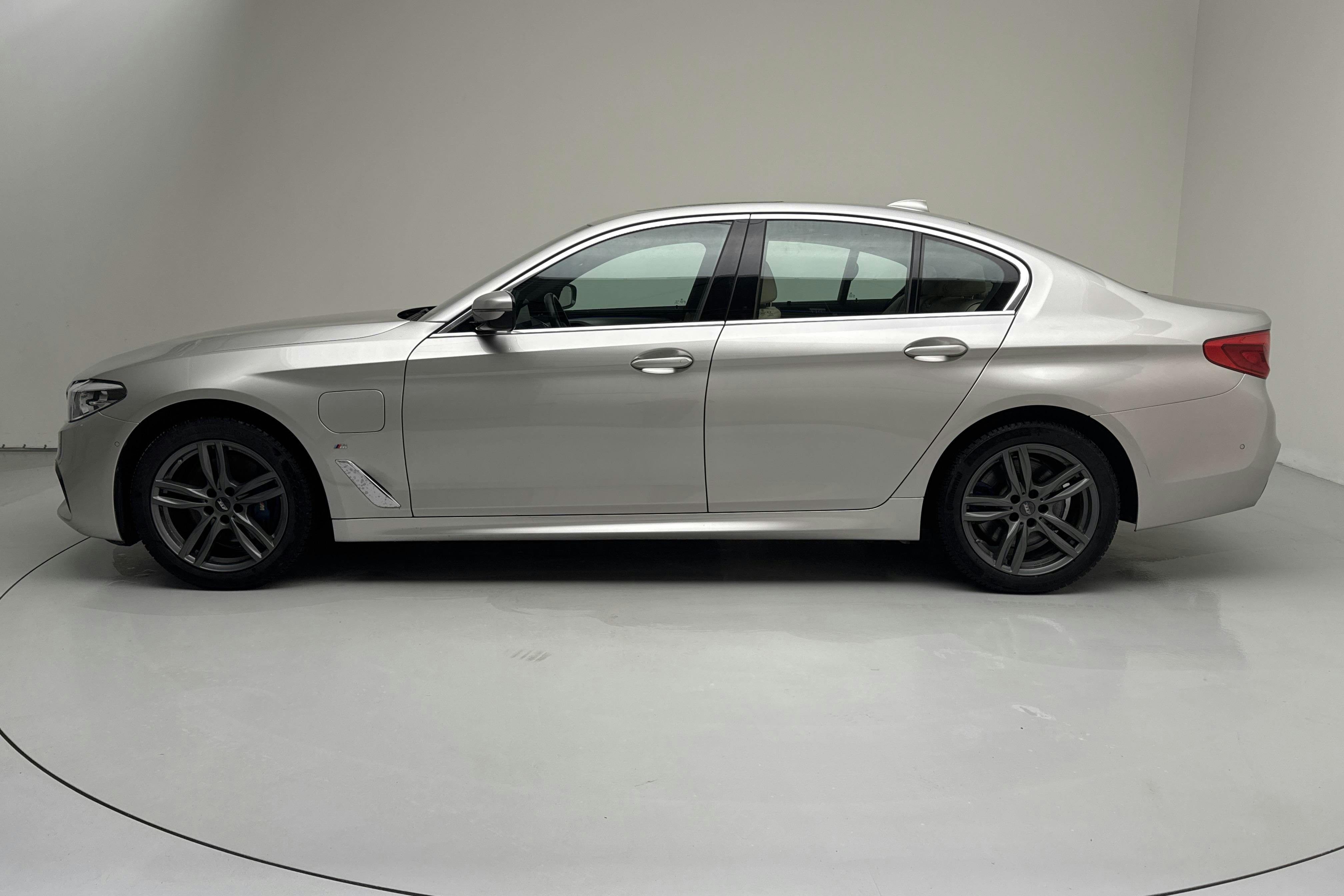 Presentationsfoto 2 av 21: BMW 530e xDrive iPerformance Sedan, G30 12kWh (252hk) - 9 737 mil - Automat - Light Grey - 2020