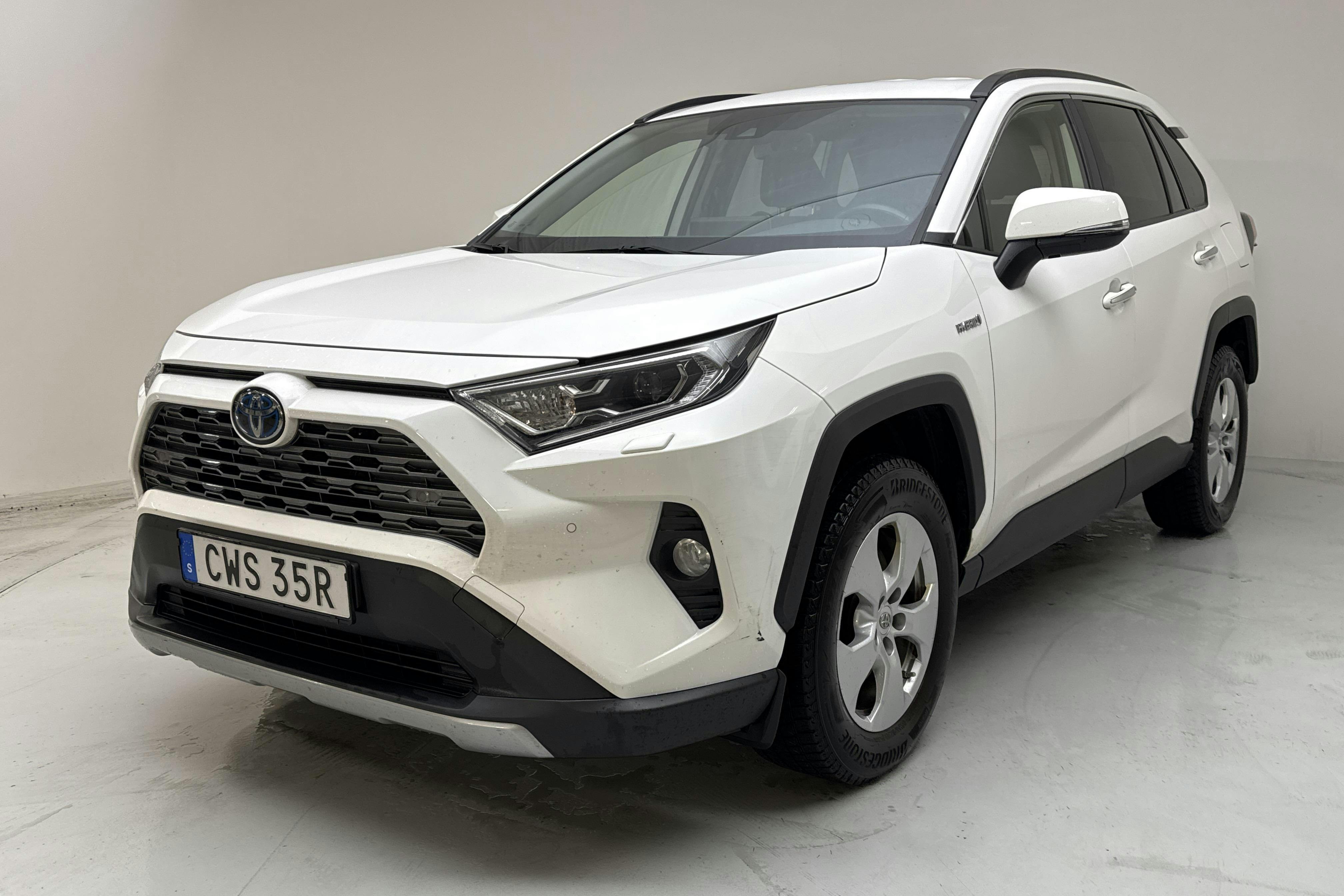 Presentationsfoto 1 av 15: Toyota RAV4 2.5 HSD AWD (222hk) - 15 891 mil - Automat - vit - 2020