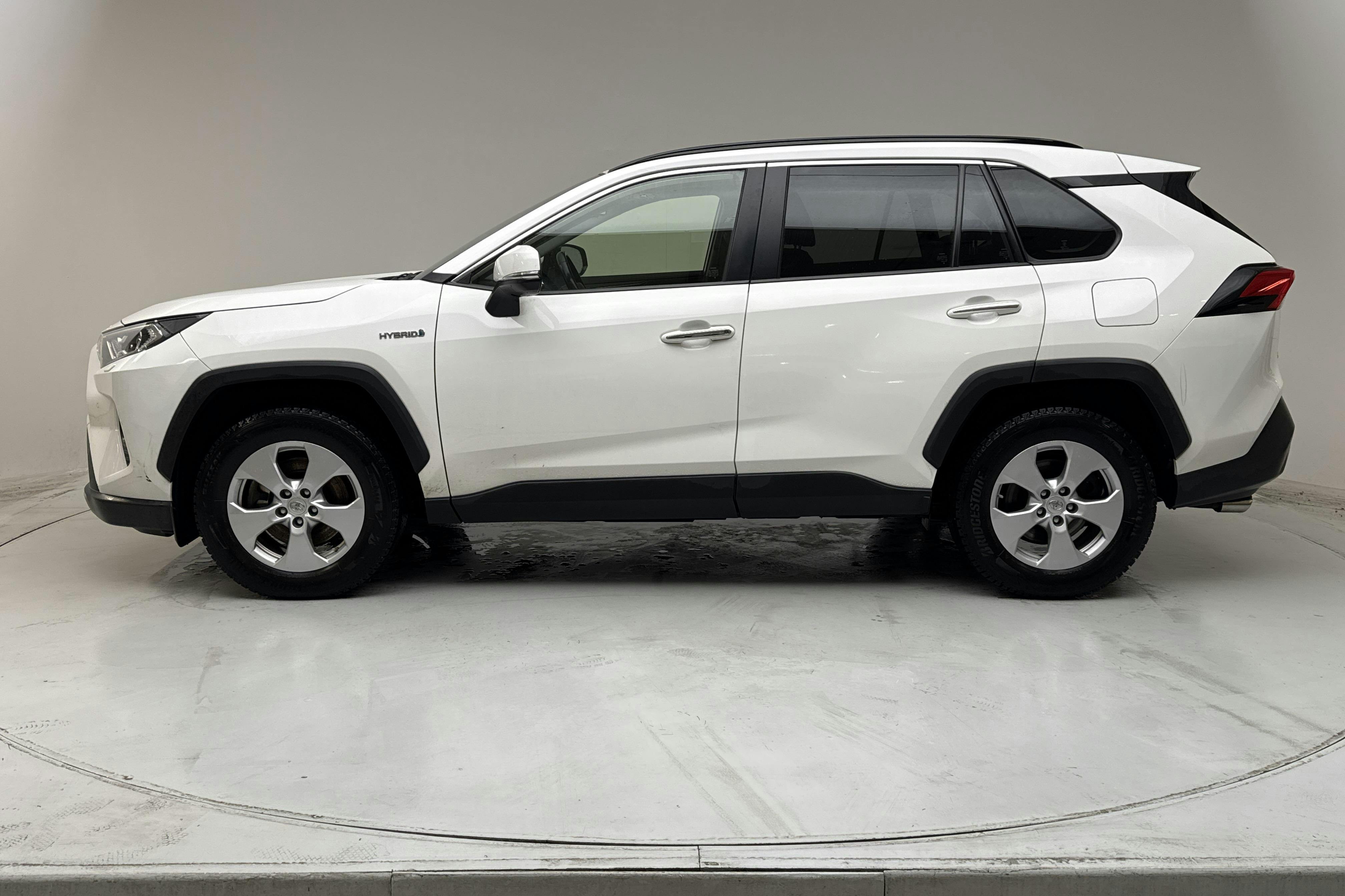 Presentationsfoto 2 av 15: Toyota RAV4 2.5 HSD AWD (222hk) - 15 891 mil - Automat - vit - 2020