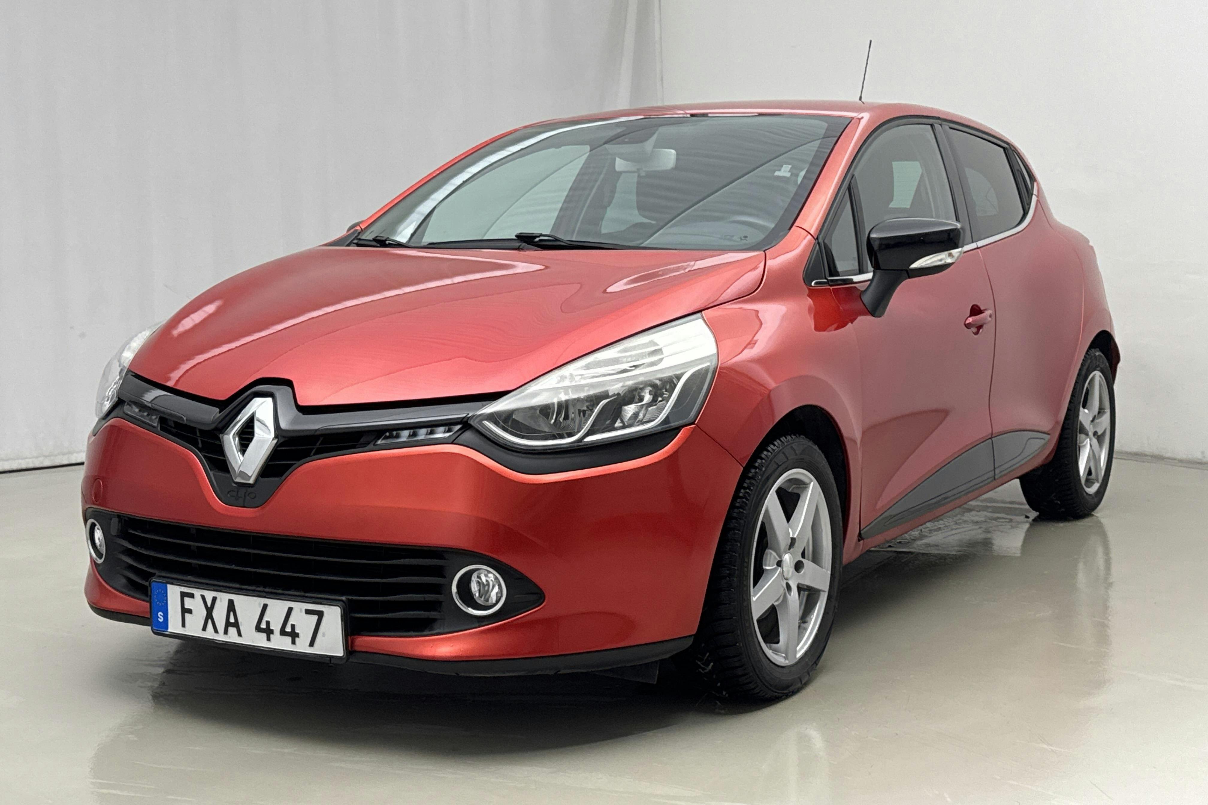 Præsentationsfoto 1 af 18: Renault Clio IV 1.2 TCe 120 5dr (120hk) - 63 310 kilometer - Salgsautomat - Rød farve - 2015