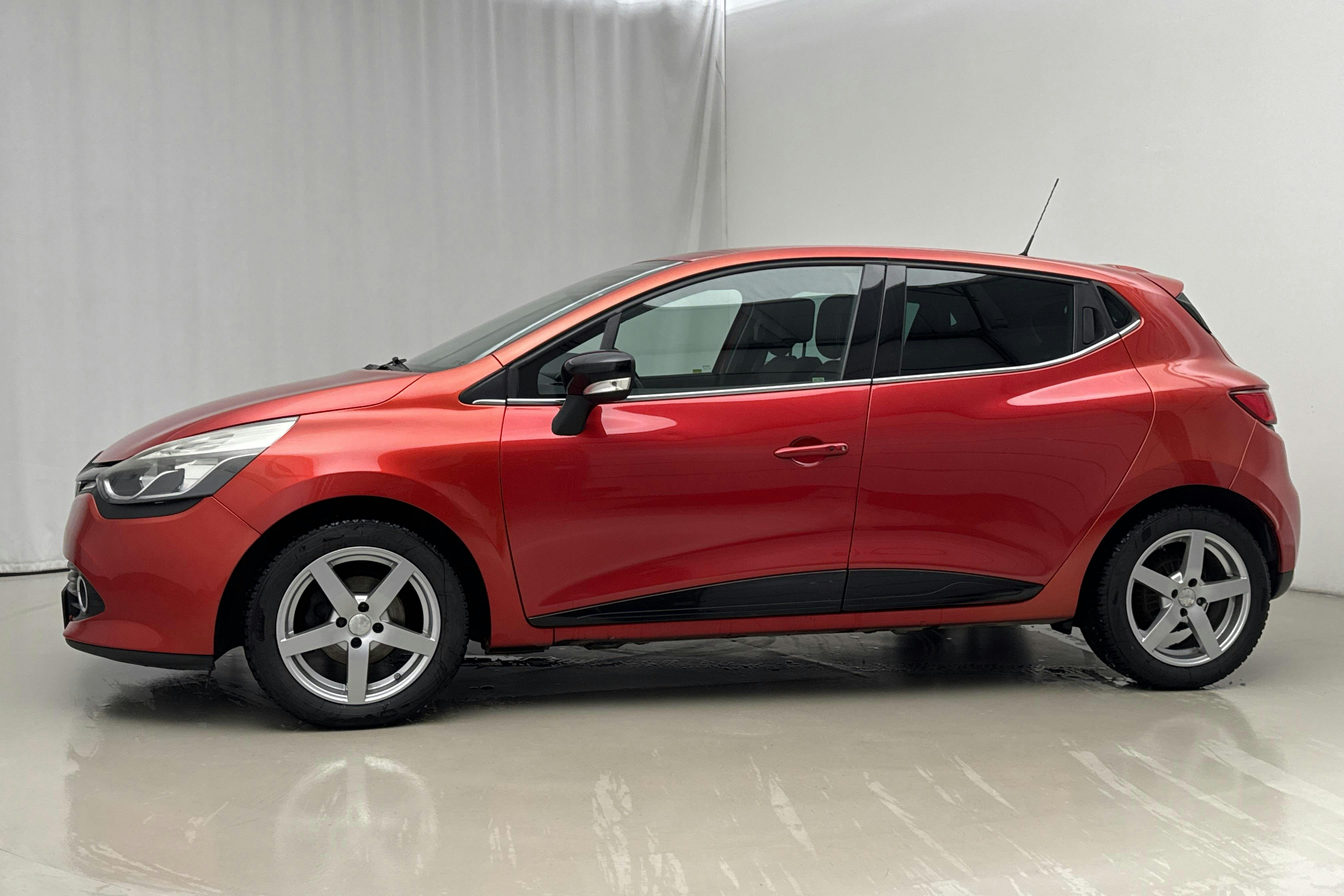 Præsentationsfoto 2 af 18: Renault Clio IV 1.2 TCe 120 5dr (120hk) - 63 310 kilometer - Salgsautomat - Rød farve - 2015