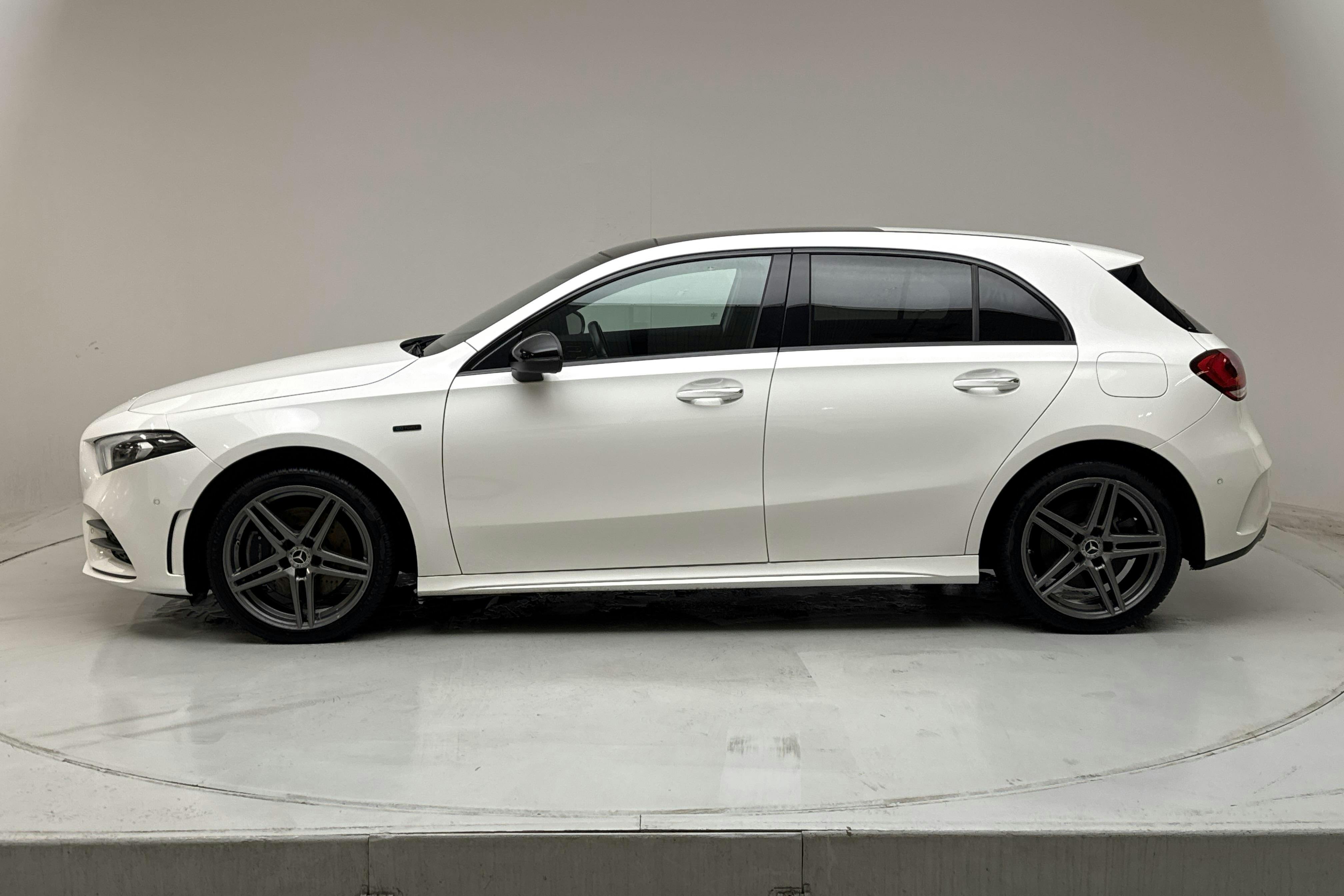 Præsentationsfoto 2 af 19: Mercedes A 250 e 5dr W177 (218hk) - 63 730 kilometer - Salgsautomat - Hvid - 2021