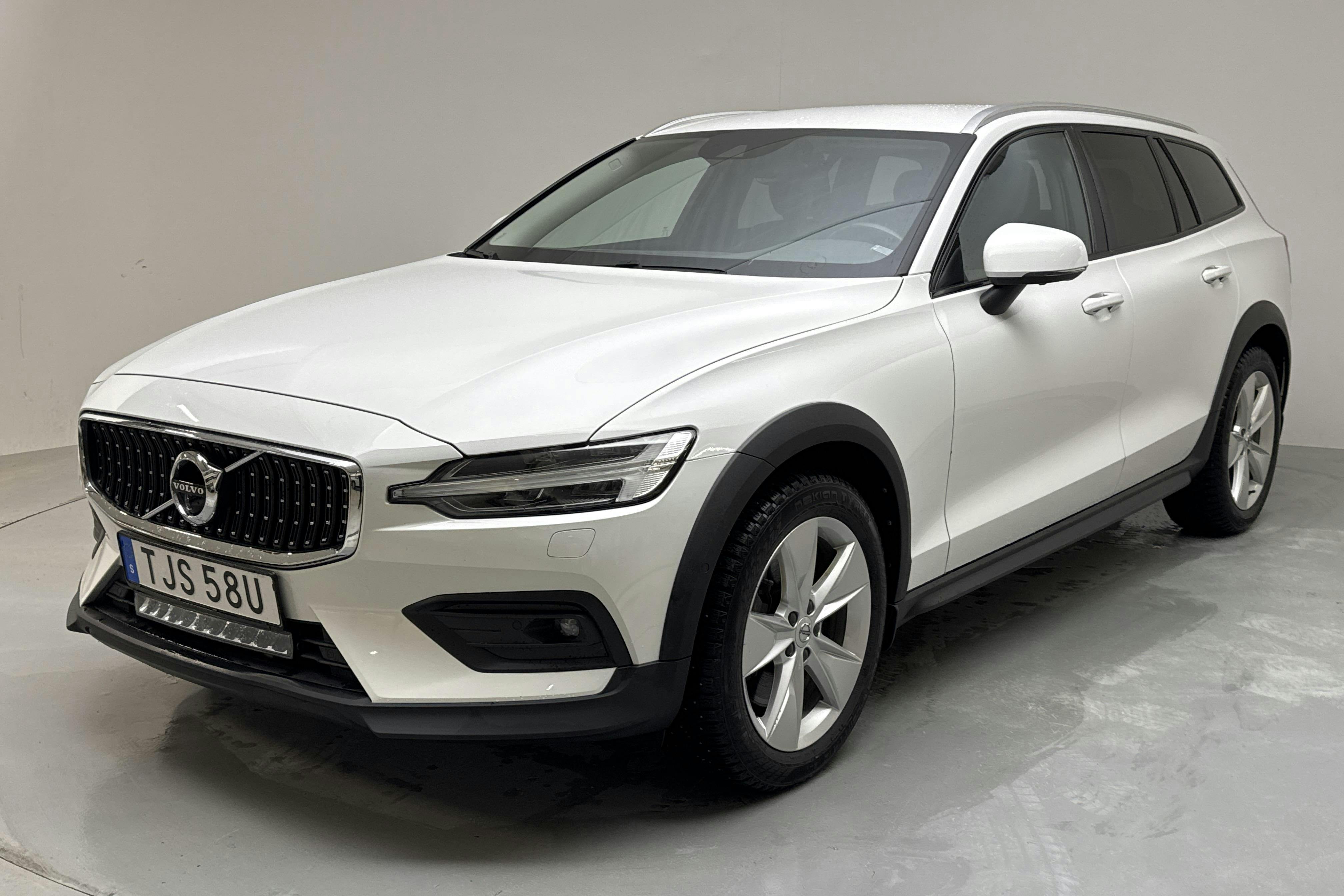 Presentation photo 1 of 17: Volvo V60 B4 Cross Country AWD Mildhybrid, Diesel (197hk) - 94 030 km - Automatic - white - 2022