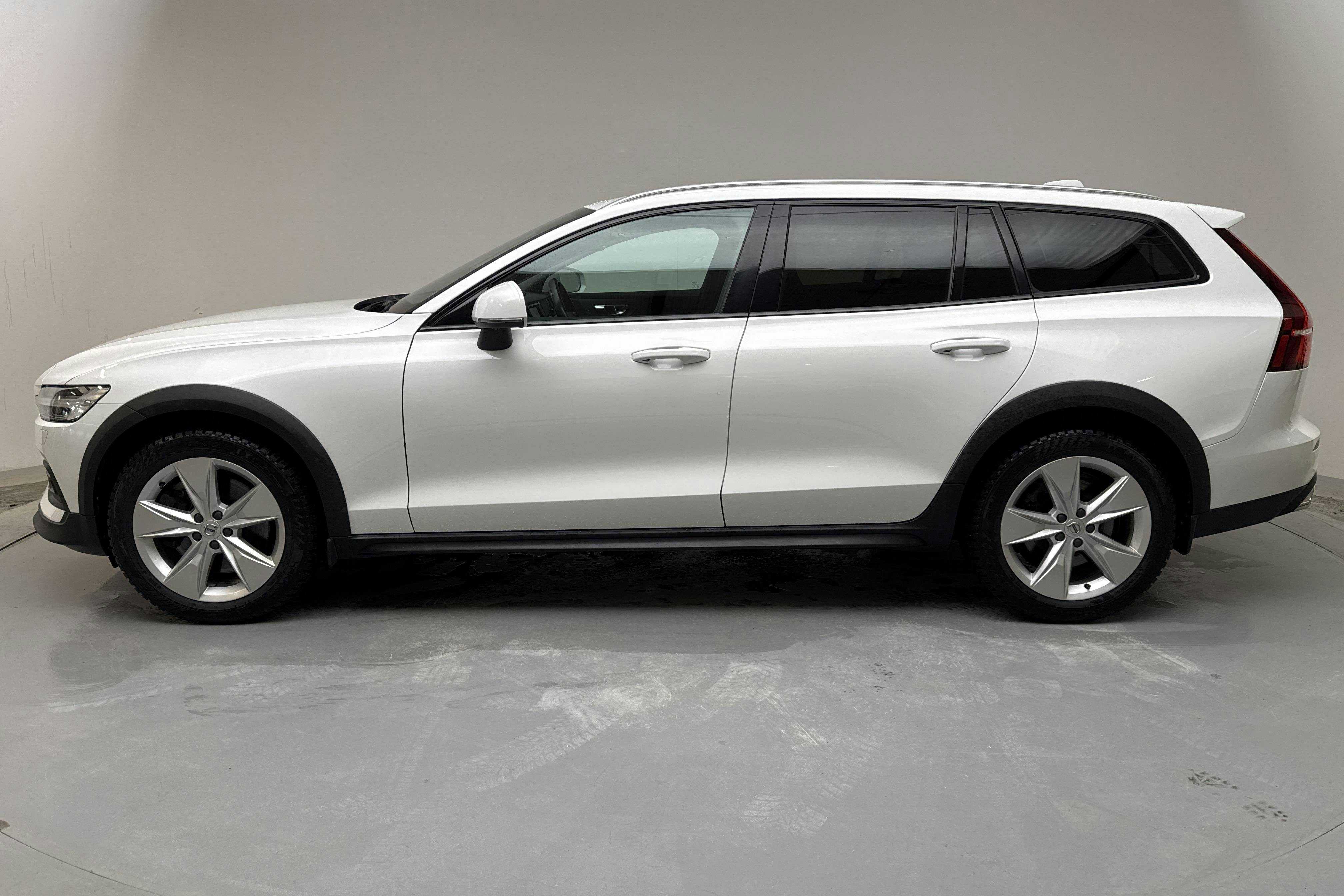 Presentation photo 2 of 17: Volvo V60 B4 Cross Country AWD Mildhybrid, Diesel (197hk) - 94 030 km - Automatic - white - 2022