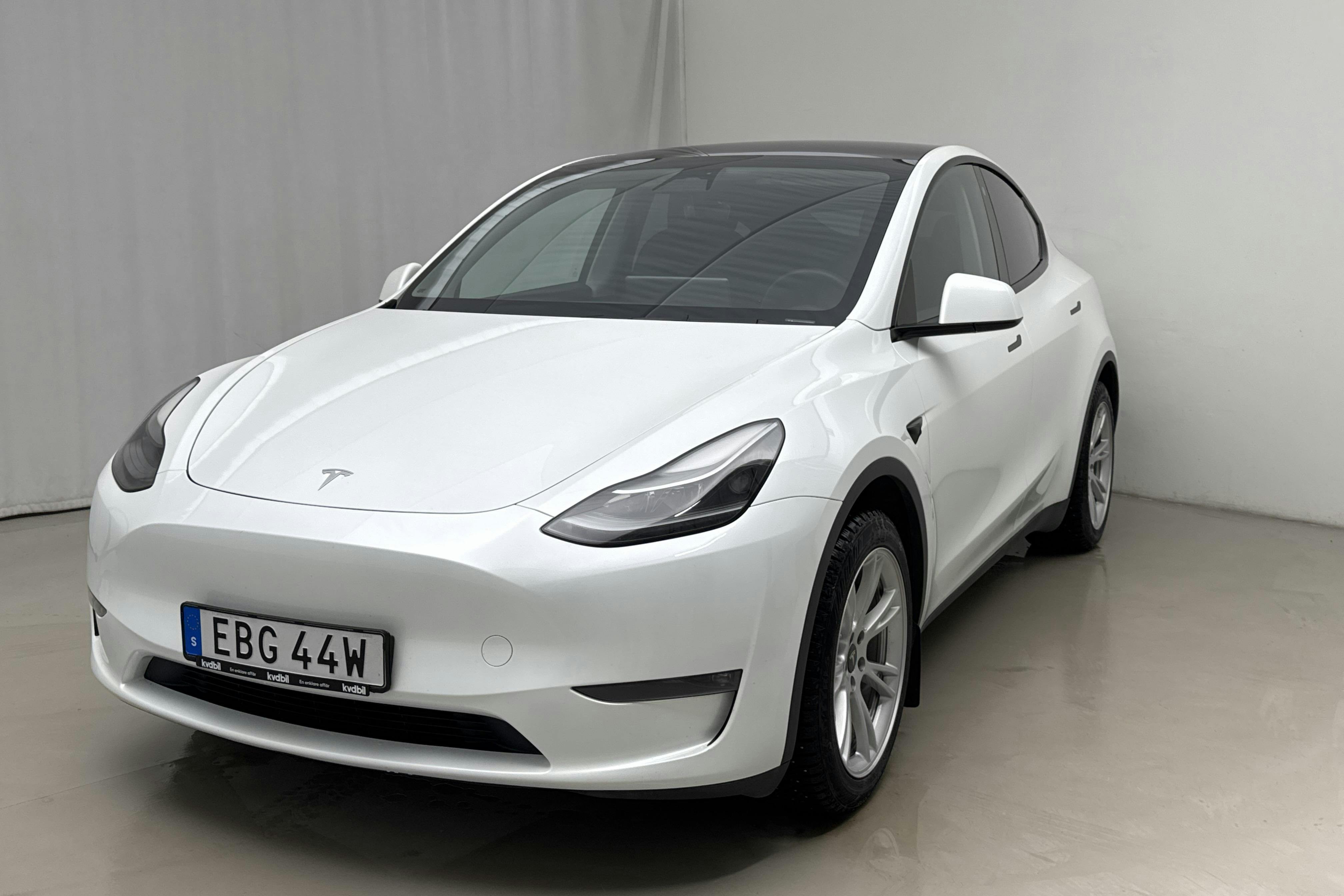 Præsentationsfoto 1 af 20: Tesla Model Y Long Range Dual Motor AWD - 98 790 kilometer - Salgsautomat - Hvid - 2023