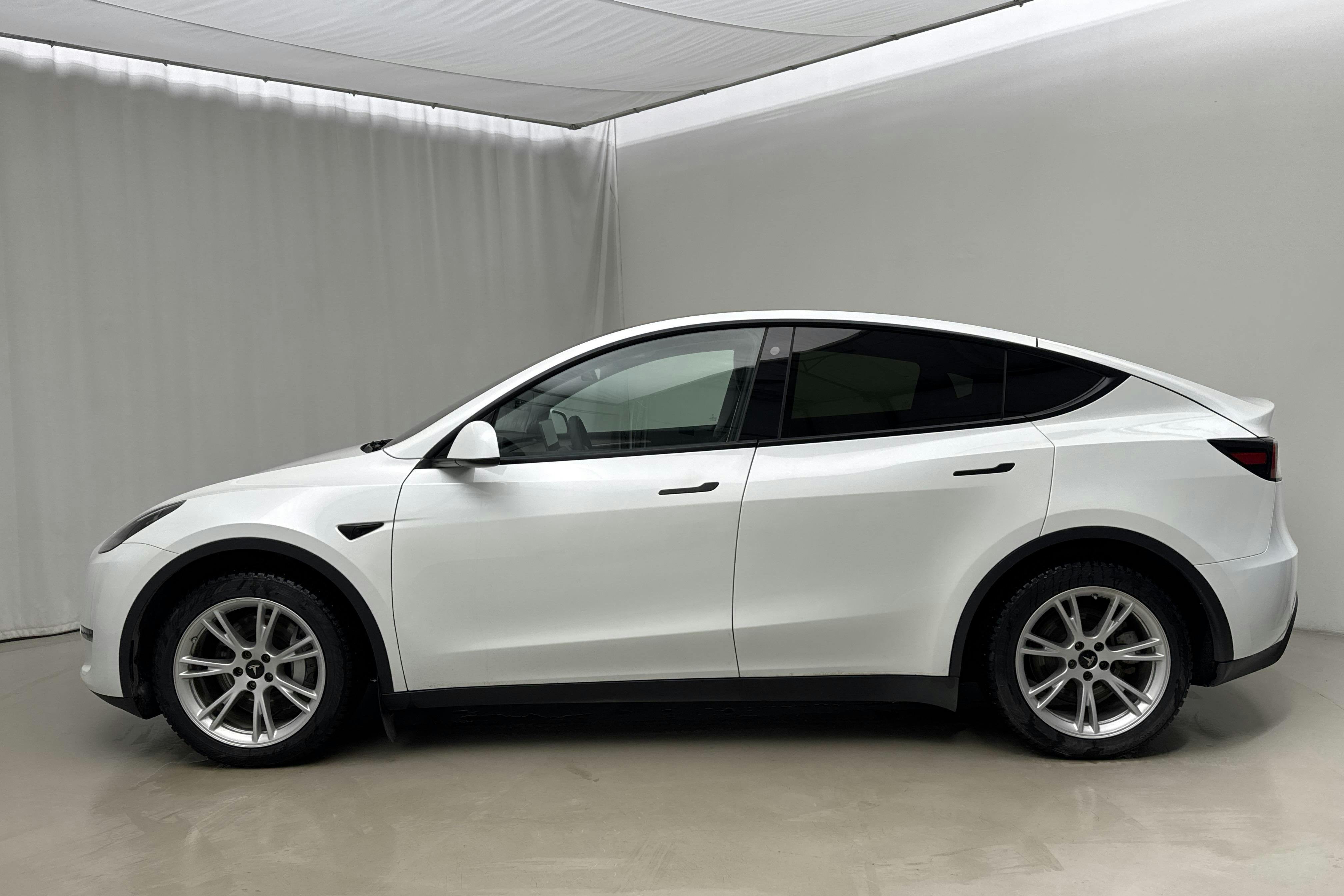 Præsentationsfoto 2 af 20: Tesla Model Y Long Range Dual Motor AWD - 98 790 kilometer - Salgsautomat - Hvid - 2023