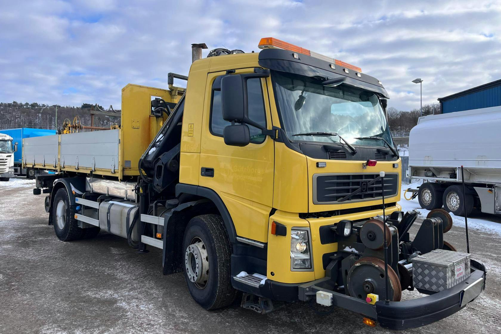 Presentationsfoto 2 av 111: VOLVO FM9 4*2 - 566 710 km - Automat - gul - 2006