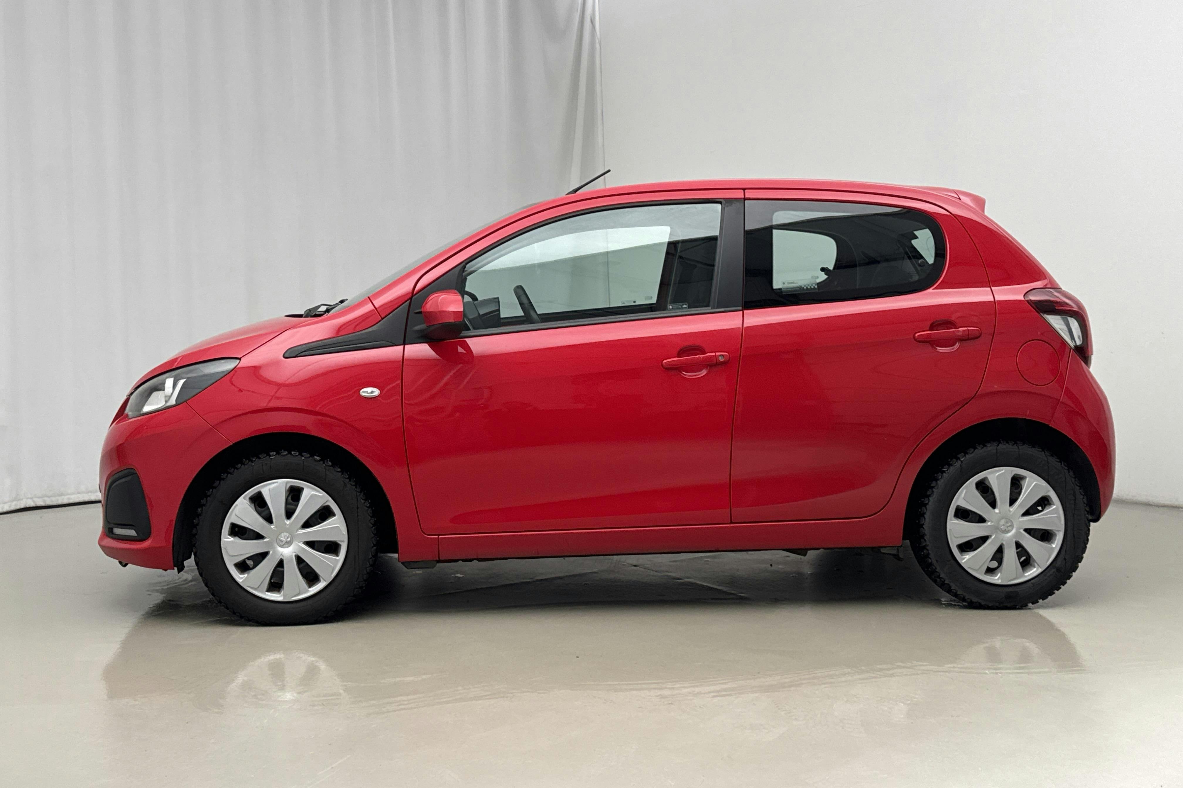 Presentationsfoto 2 av 13: Peugeot 108 PureTech 5dr (68hk) - 12 926 mil - Manuell - röd - 2015