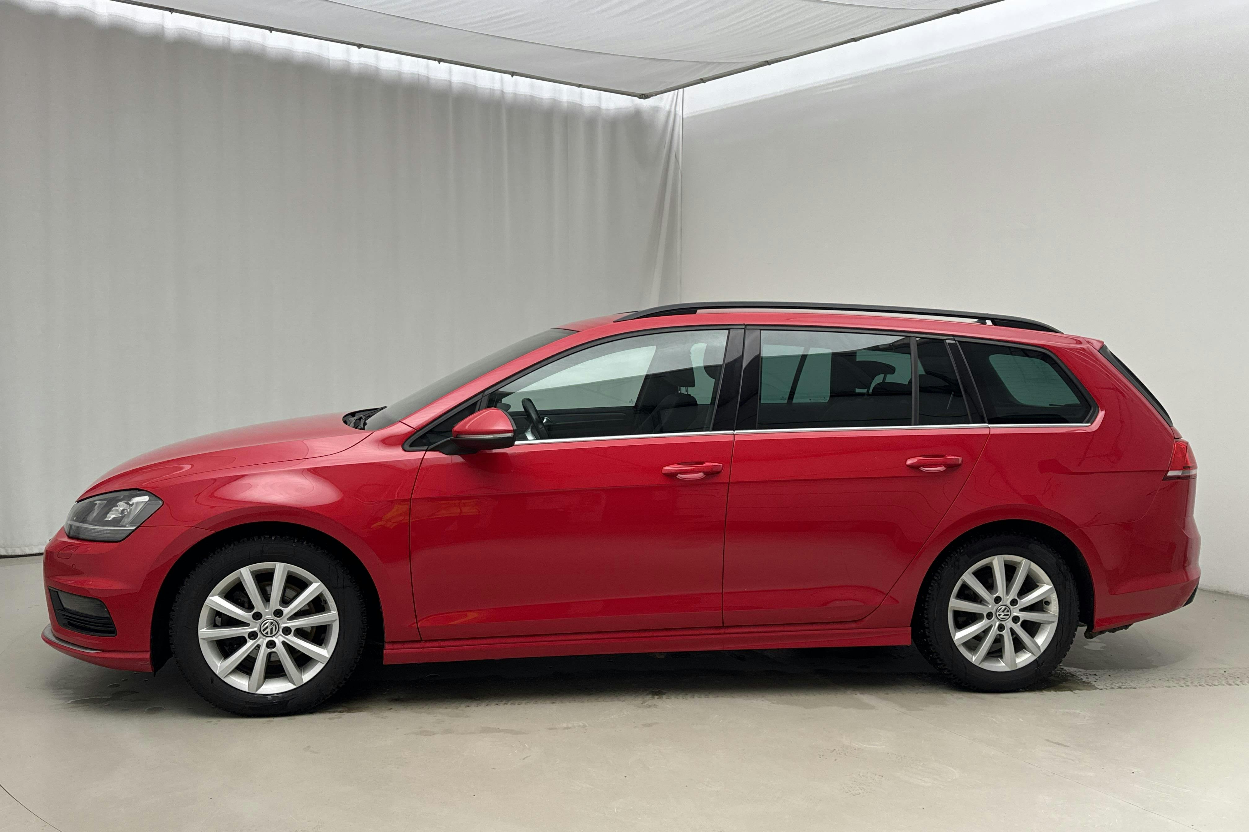 Præsentationsfoto 2 af 16: VW Golf VII 1.4 TSI Sportscombi (150hk) - 111 940 kilometer - Manuel - Rød farve - 2017