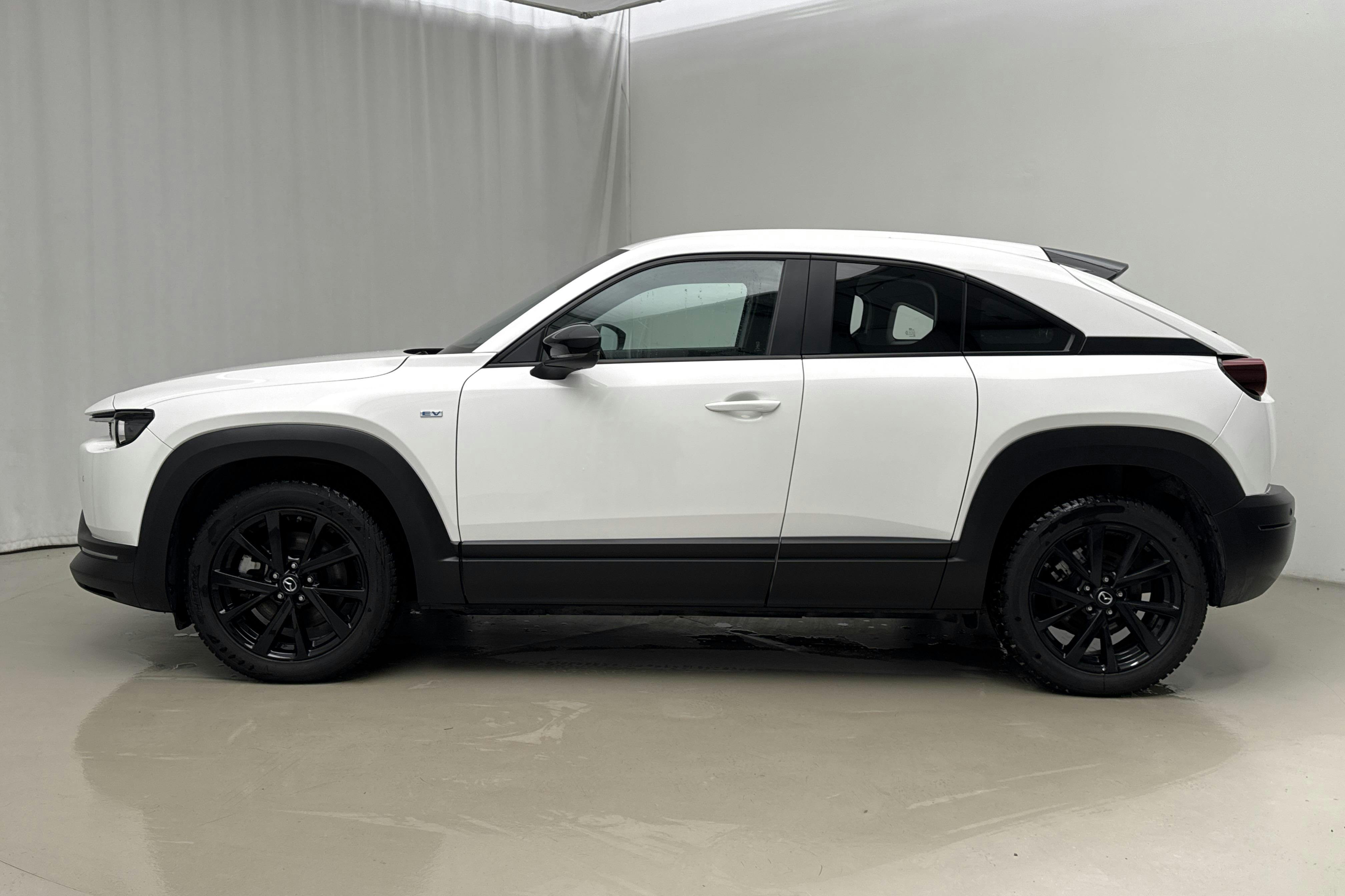 Presentationsfoto 2 av 24: Mazda MX-30 e-Skyactiv (145hk) - 3 255 mil - Automat - vit - 2023