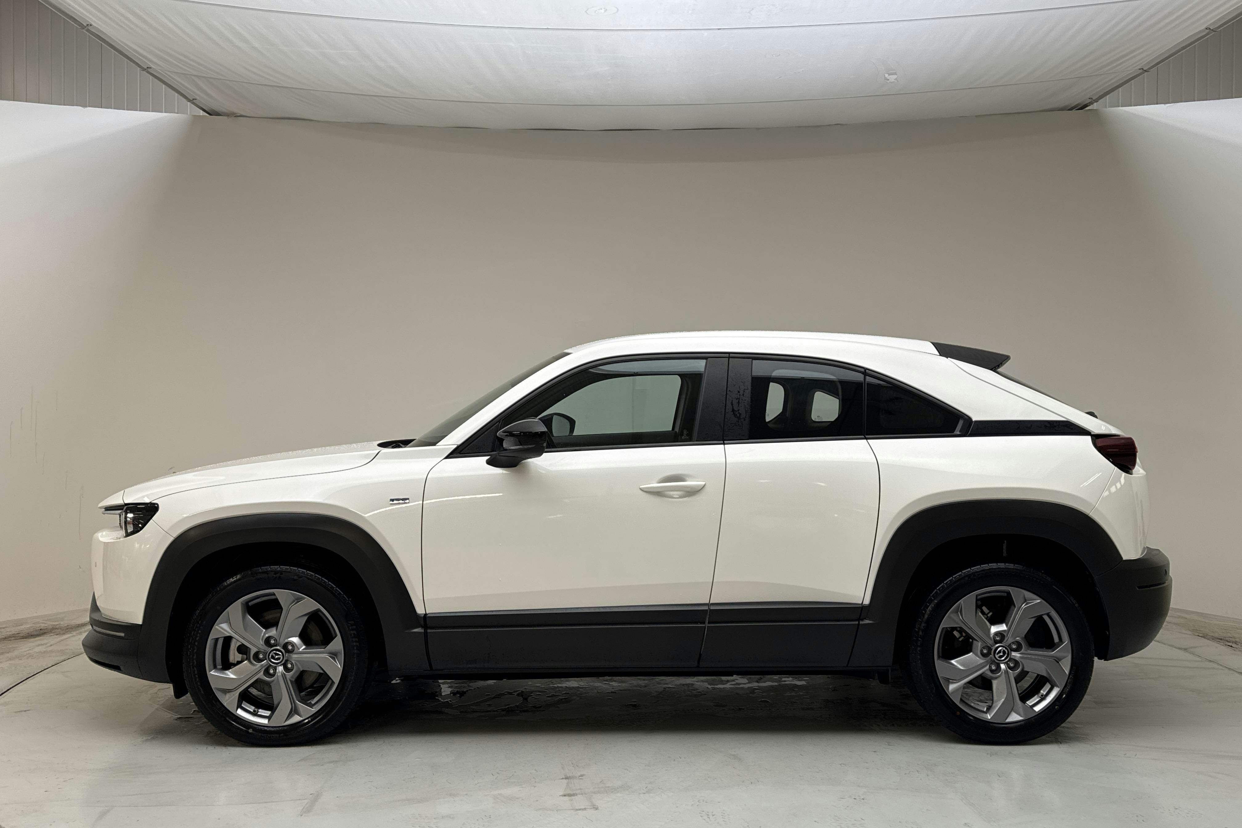 Presentationsfoto 2 av 14: Mazda MX-30 e-Skyactiv (145hk) - 3 496 mil - Automat - vit - 2022