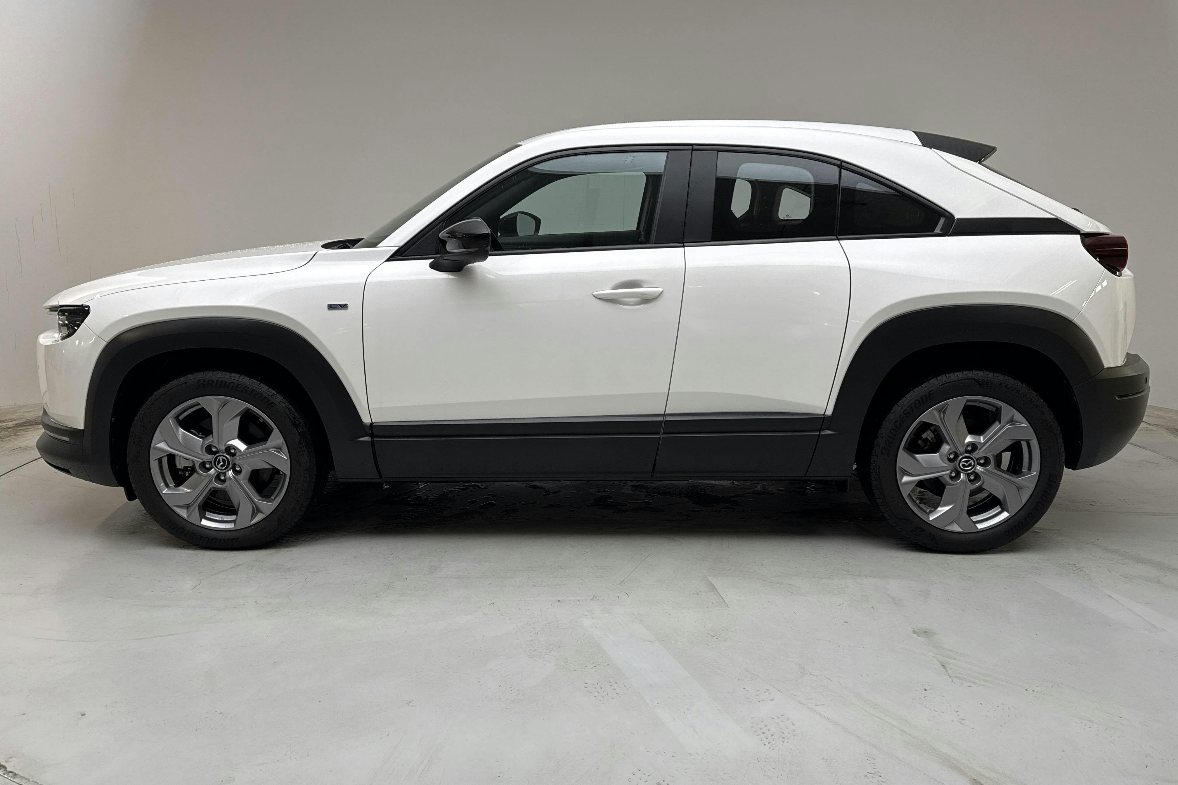 Presentationsfoto 2 av 14: Mazda MX-30 e-Skyactiv (145hk) - 5 274 mil - Automat - vit - 2022