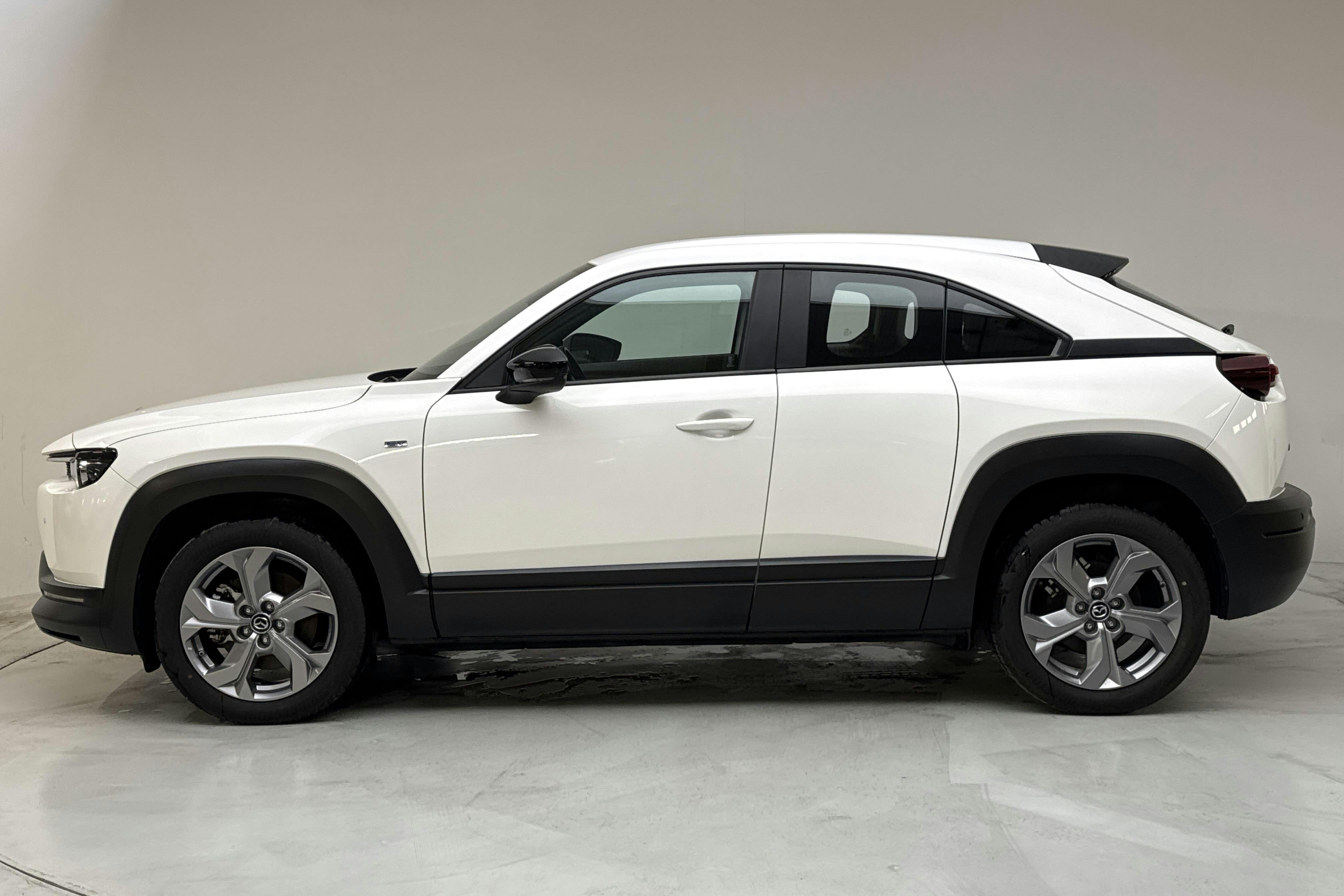 Presentationsfoto 2 av 15: Mazda MX-30 e-Skyactiv (145hk) - 2 065 mil - Automat - vit - 2022