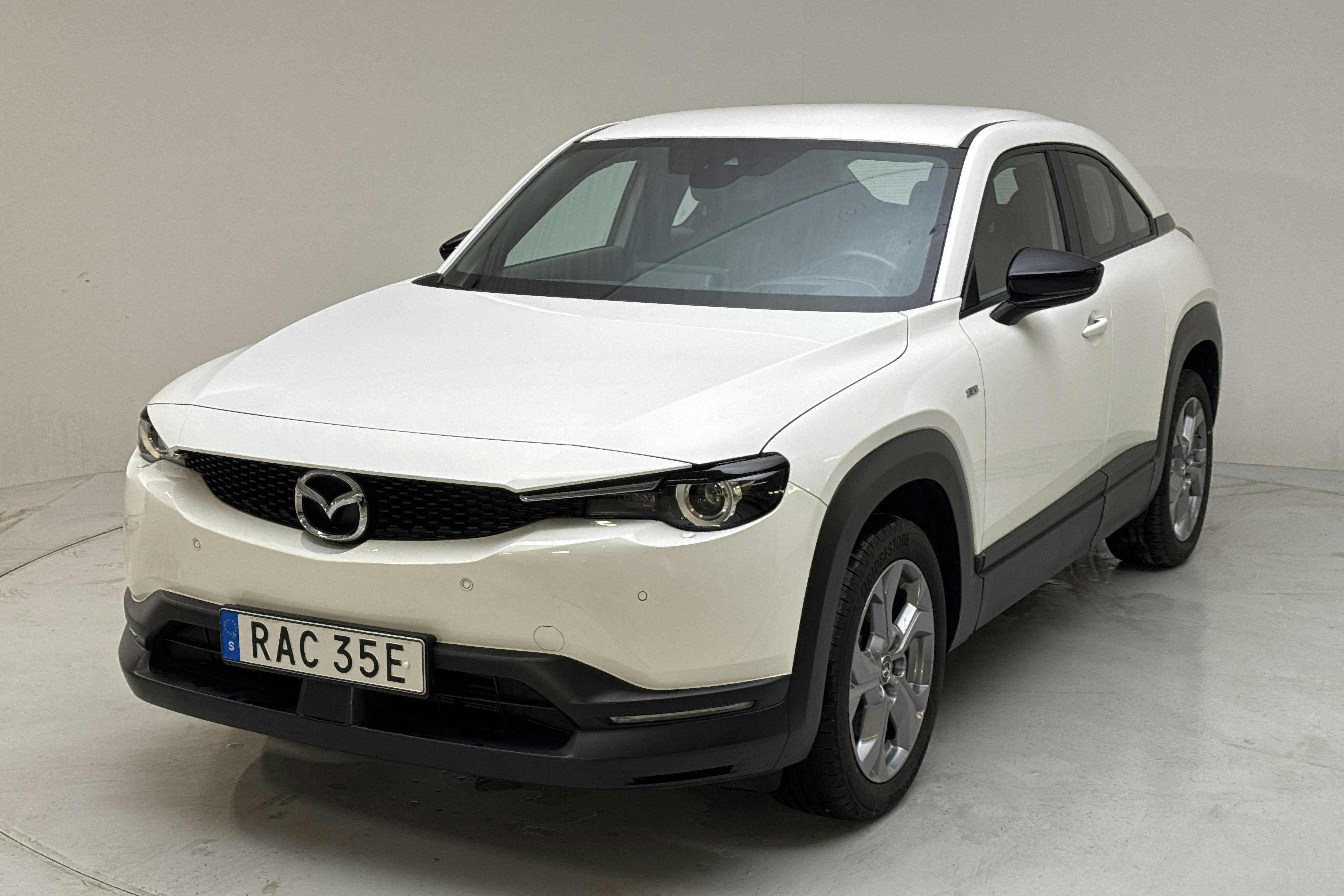Presentationsfoto 1 av 15: Mazda MX-30 e-Skyactiv (145hk) - 2 065 mil - Automat - vit - 2022
