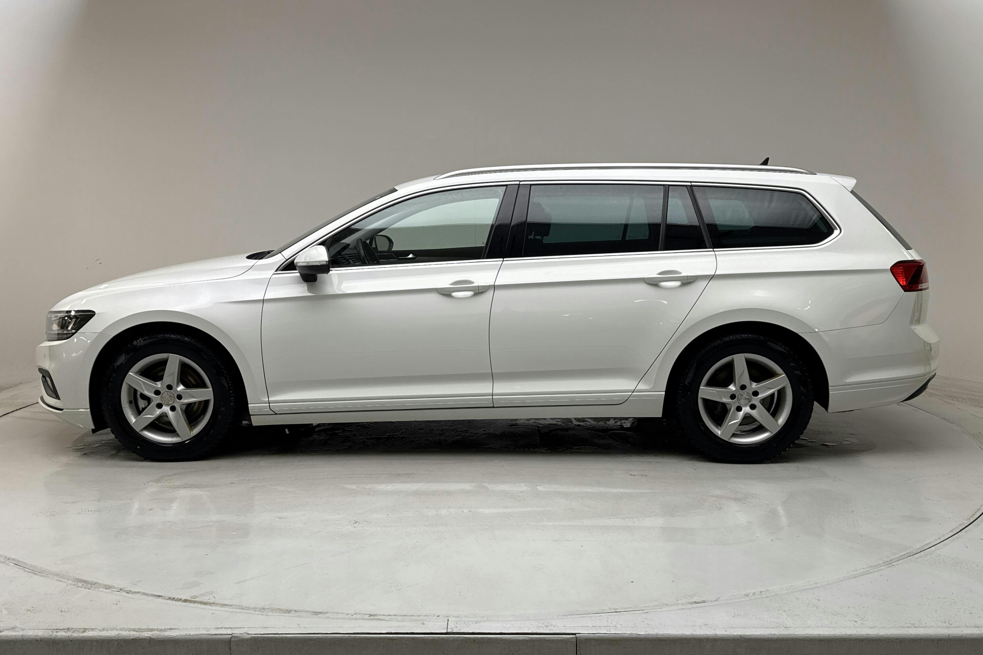Præsentationsfoto 2 af 15: VW Passat 1.5 TSI Sportscombi (150hk) - 135 390 kilometer - Salgsautomat - Hvid - 2020