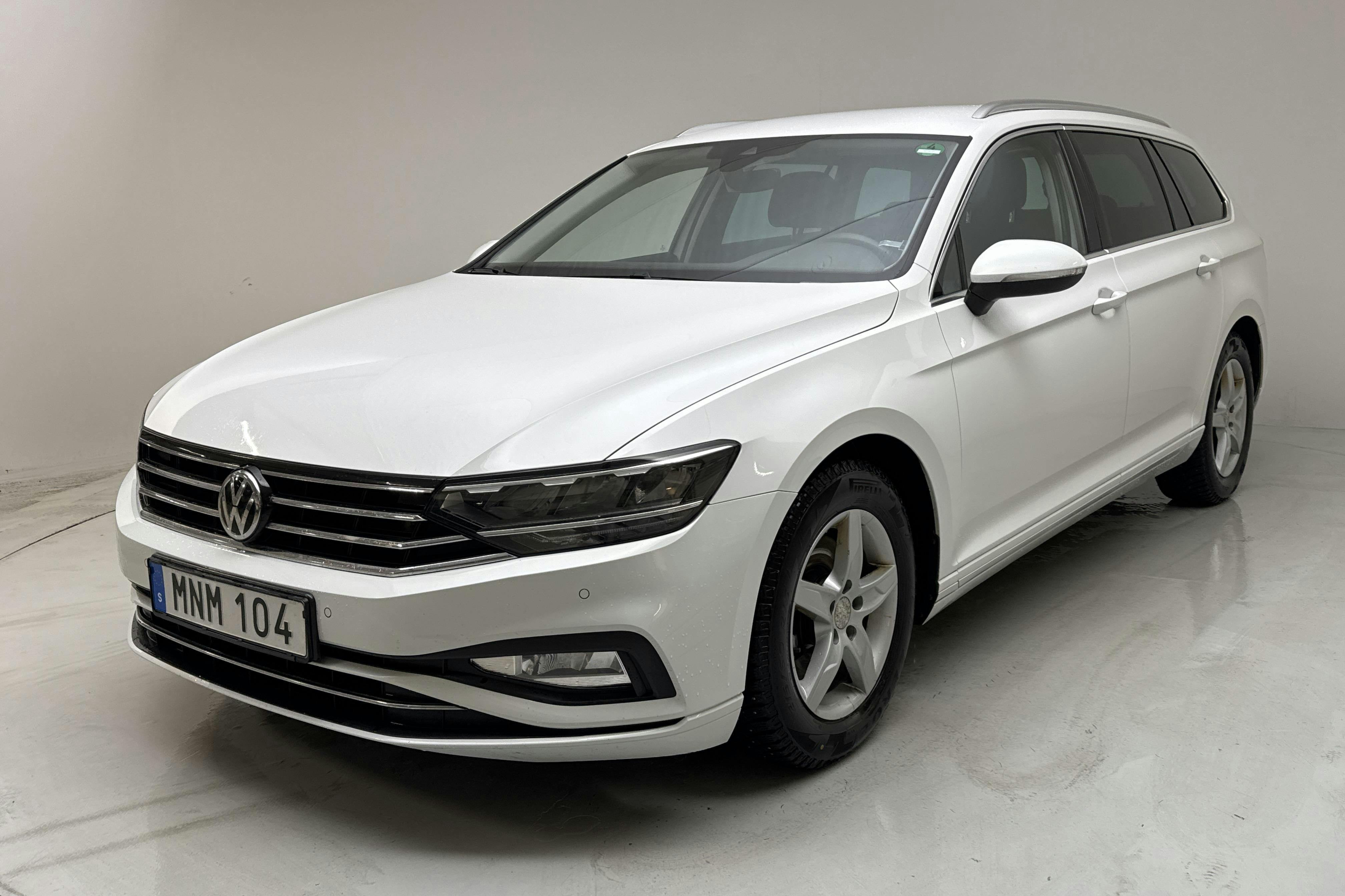 Præsentationsfoto 1 af 15: VW Passat 1.5 TSI Sportscombi (150hk) - 135 390 kilometer - Salgsautomat - Hvid - 2020