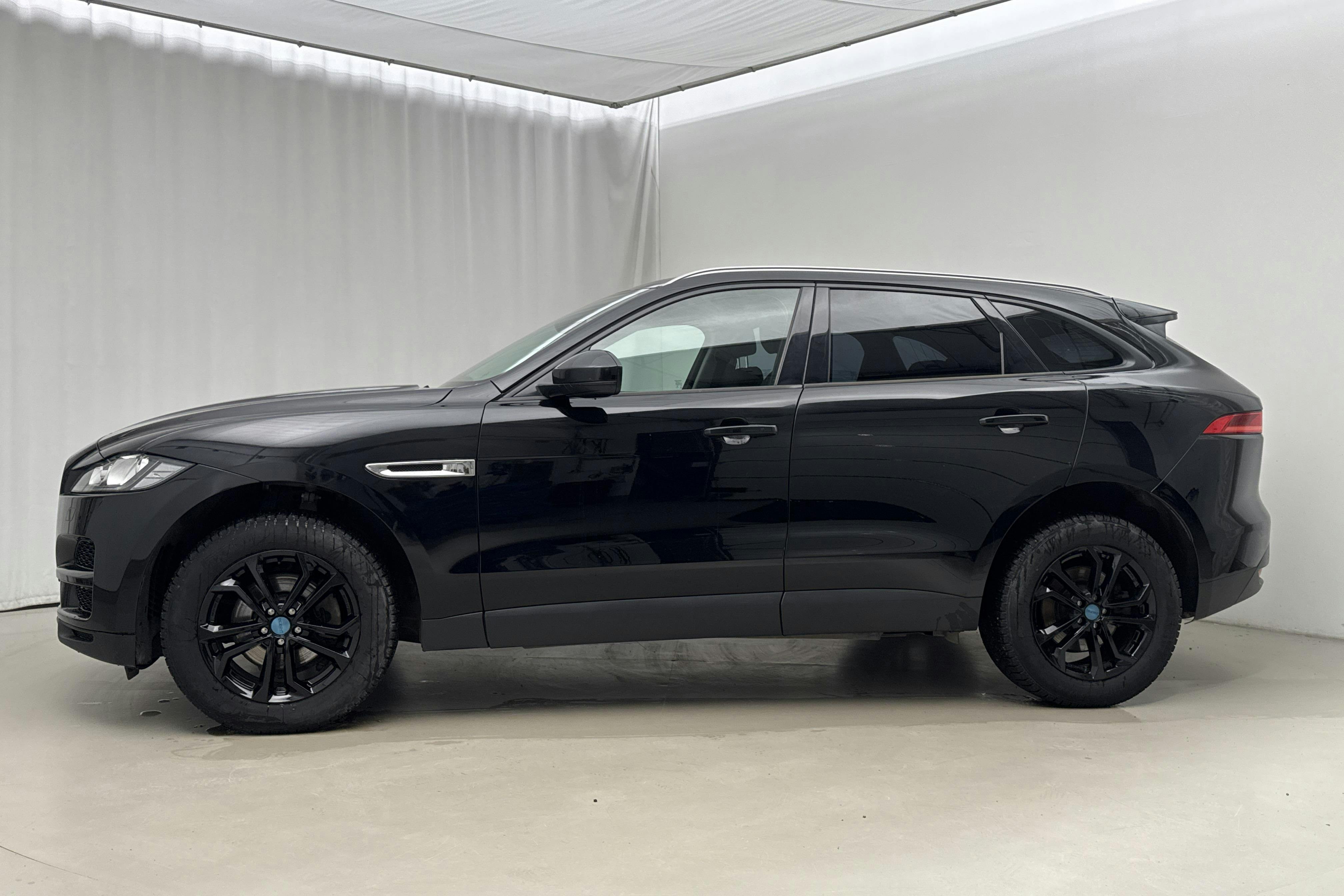Præsentationsfoto 2 af 15: Jaguar F-Pace 2.0D RWD (180hk) - 168 590 kilometer - Salgsautomat - Sort - 2018