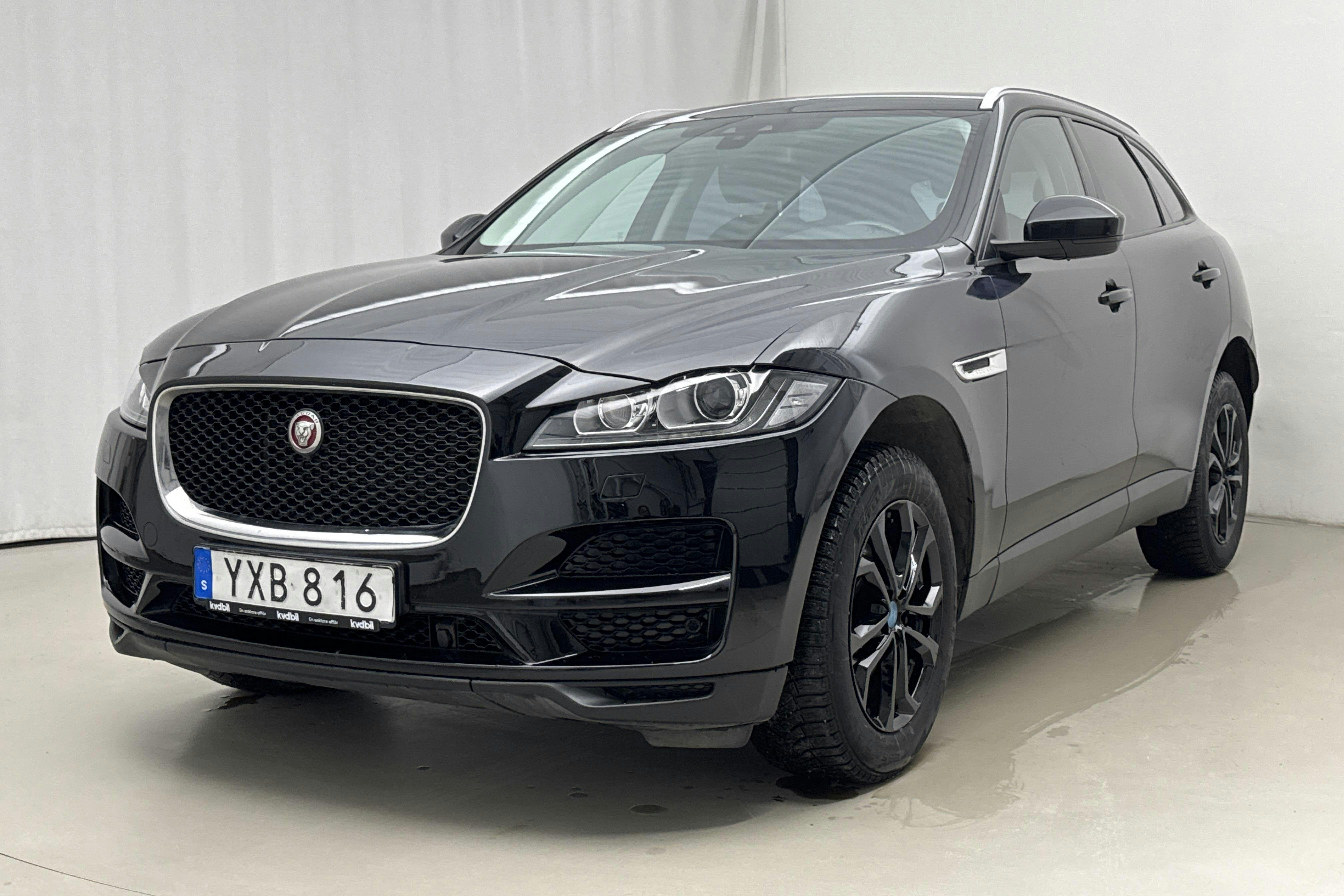 Præsentationsfoto 1 af 15: Jaguar F-Pace 2.0D RWD (180hk) - 168 590 kilometer - Salgsautomat - Sort - 2018