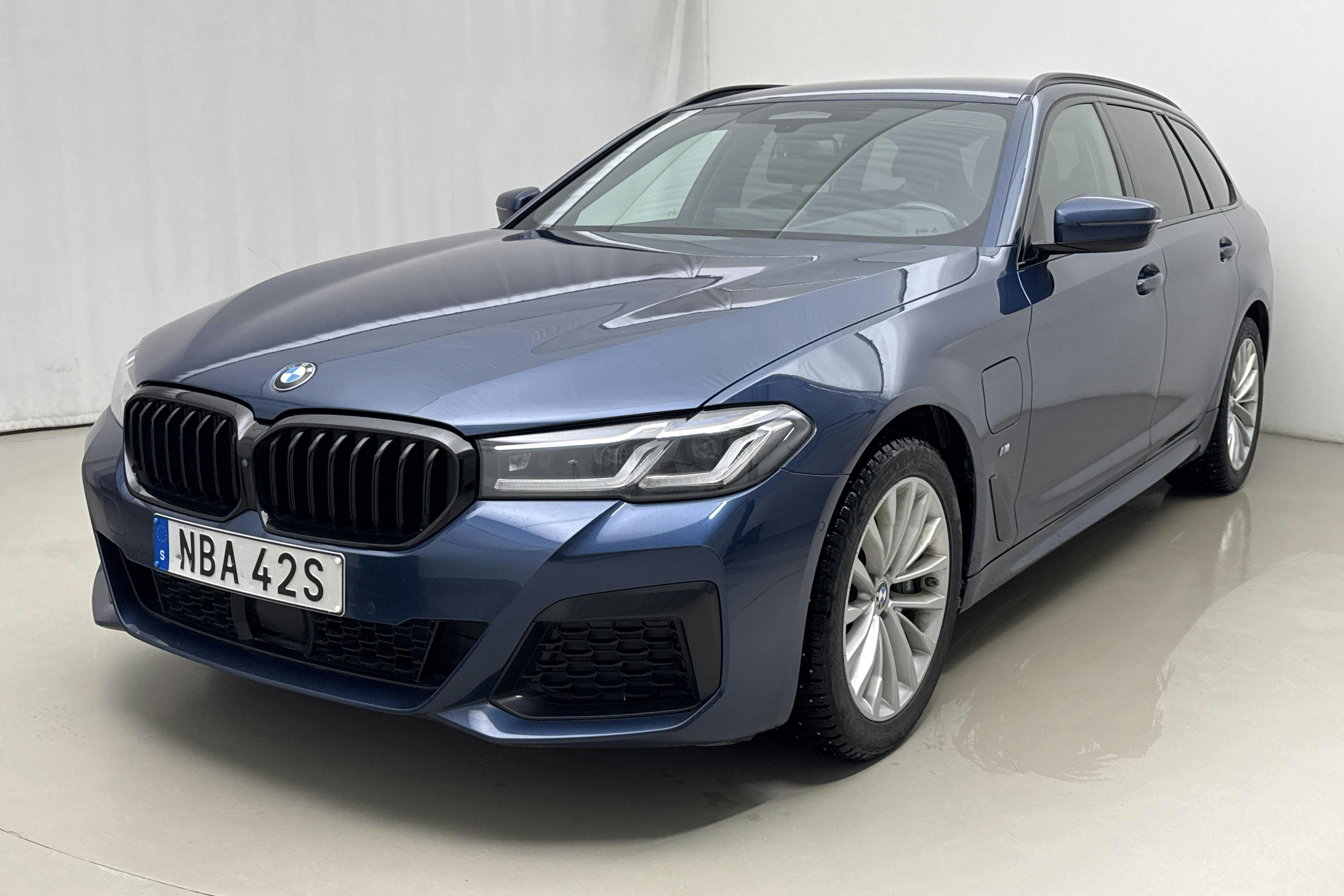 Presentation photo 1 of 24: BMW 530e xDrive Touring, G31 12kWh LCI (292hk) - 126 480 km - Automatic - blue - 2021