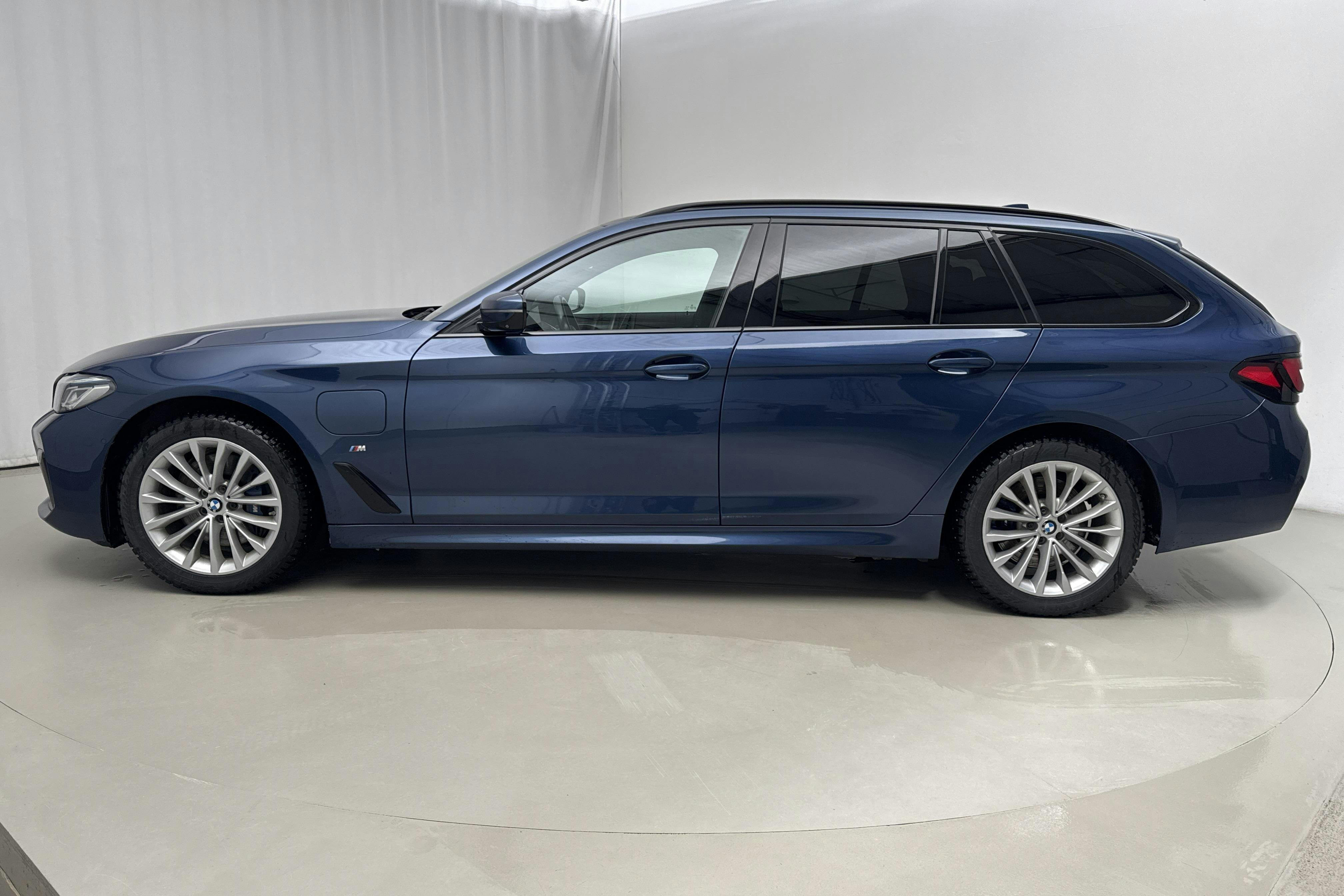 Presentation photo 2 of 24: BMW 530e xDrive Touring, G31 12kWh LCI (292hk) - 126 480 km - Automatic - blue - 2021