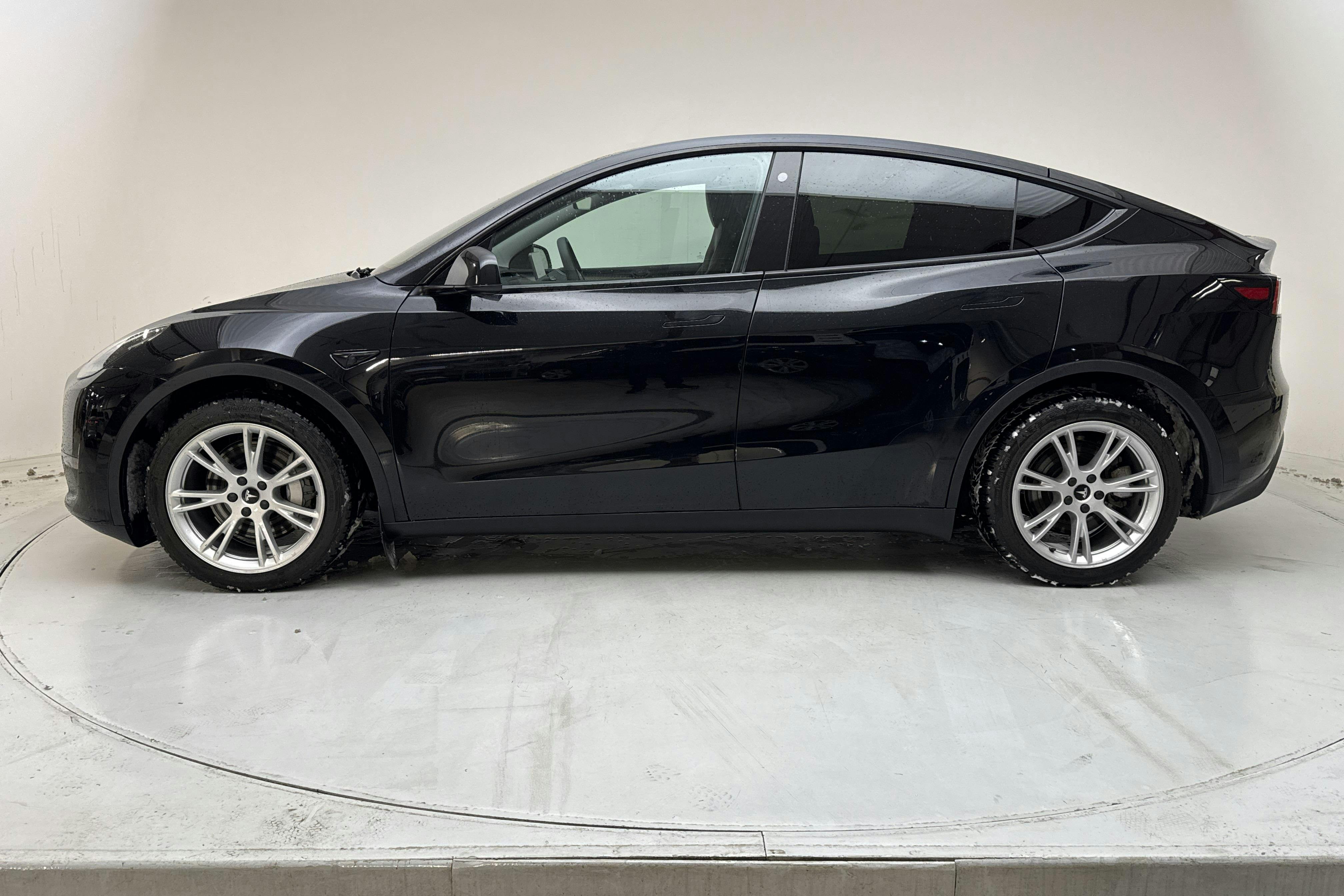Presentation photo 2 of 20: Tesla Model Y Long Range Dual Motor AWD - 112 330 km - Automatic - black - 2023