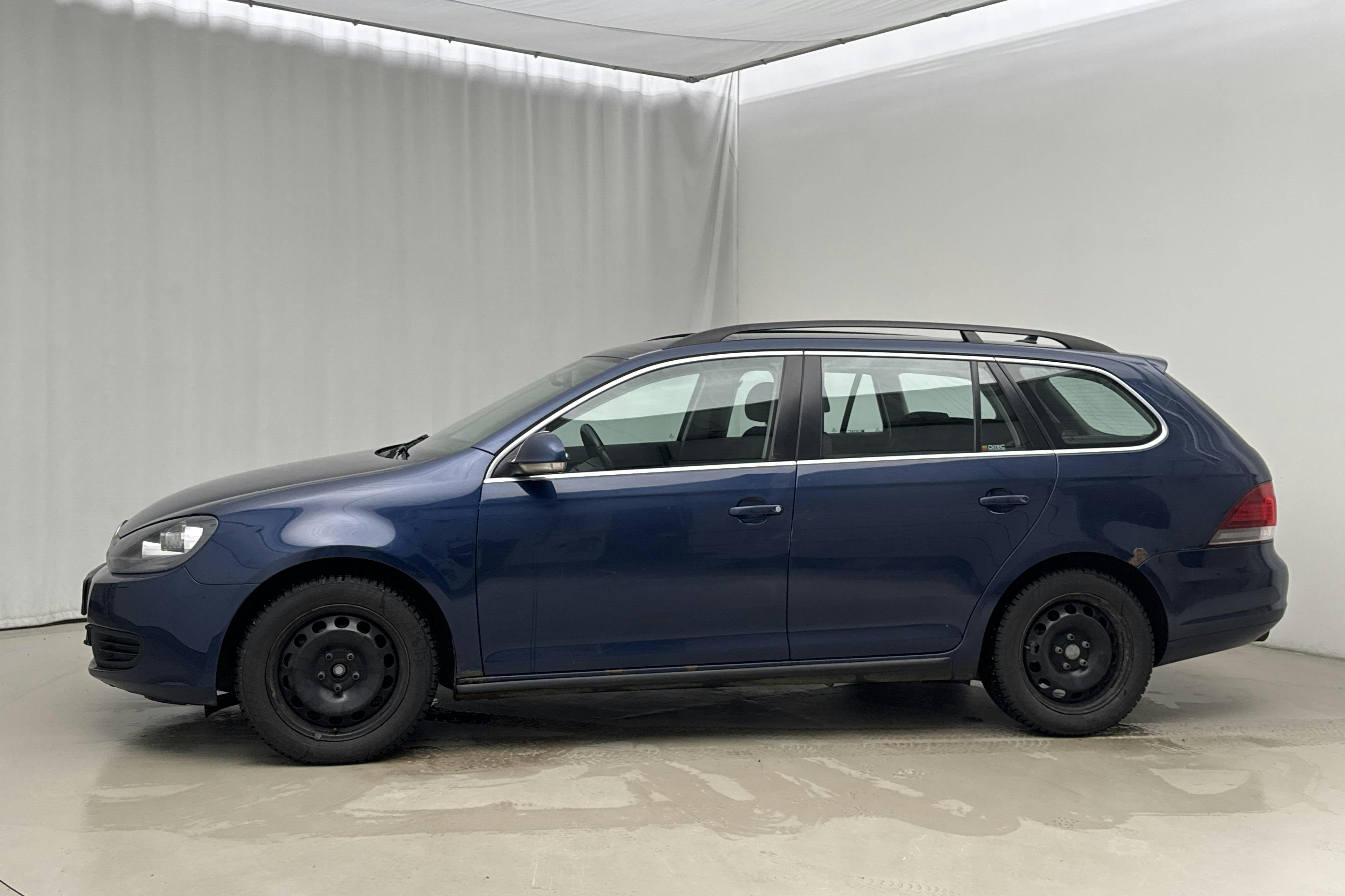 Presentationsfoto 2 av 12: VW Golf VI 1.6 TDI BlueMotion Technology Variant (105hk) - 24 008 mil - Automat - Dark Blue - 2013