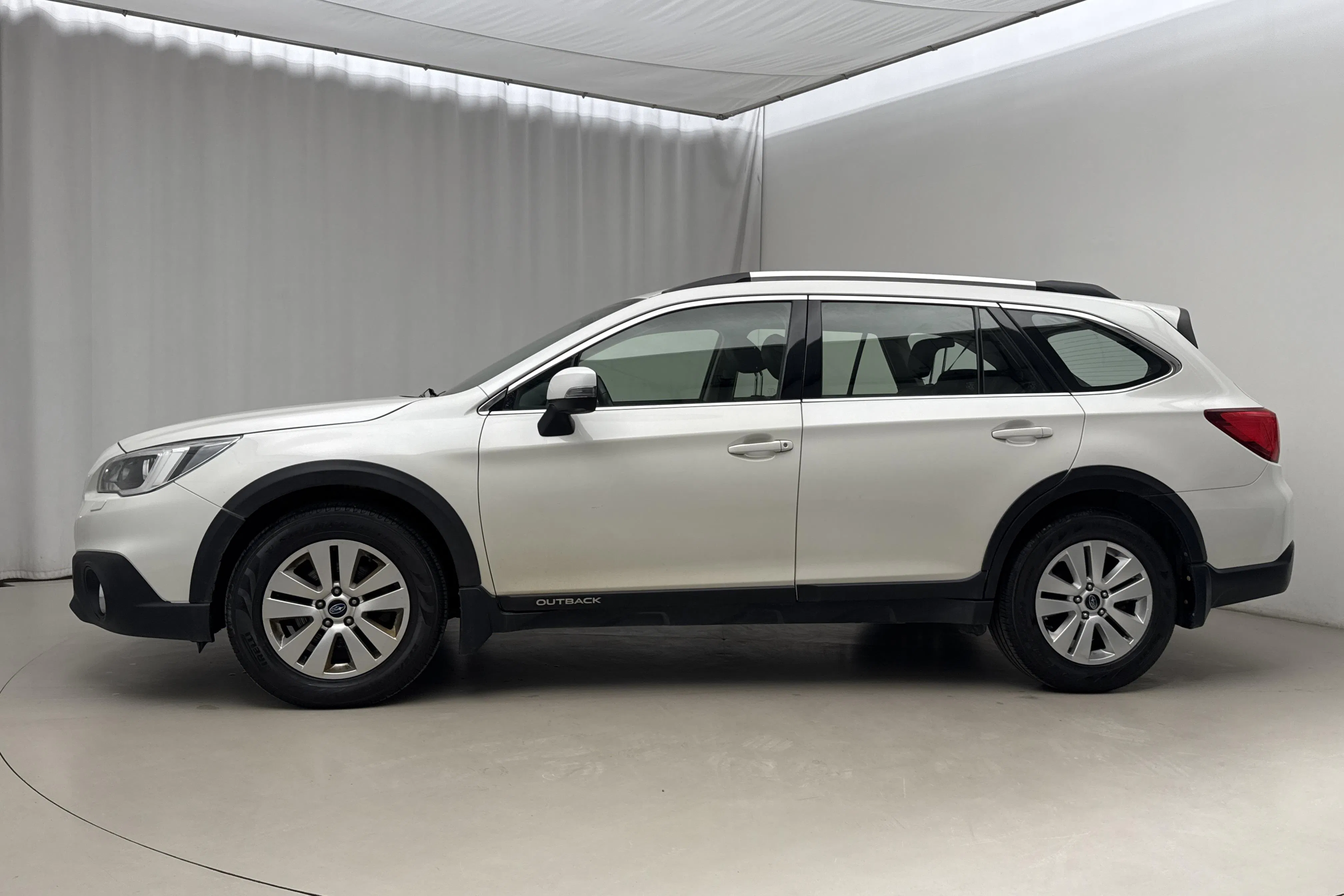 Presentationsfoto 2 av 19: Subaru Outback 2.0D (150hk) - 27 310 mil - Automat - vit - 2016