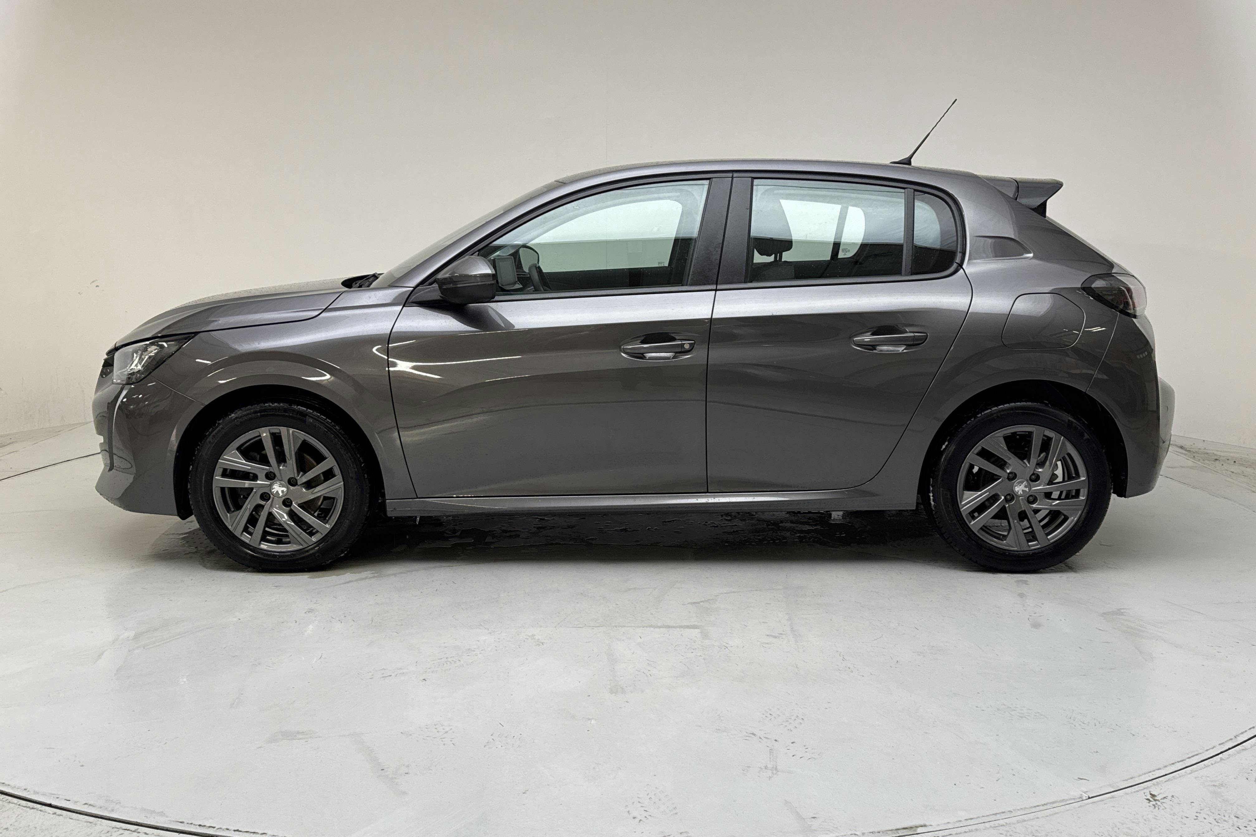Präsentationsfoto 2 von 12: Peugeot 208 1.2 PureTech 5dr (100hk) - 33 130 Kilometer - Verkaufsautomat - grau - 2020