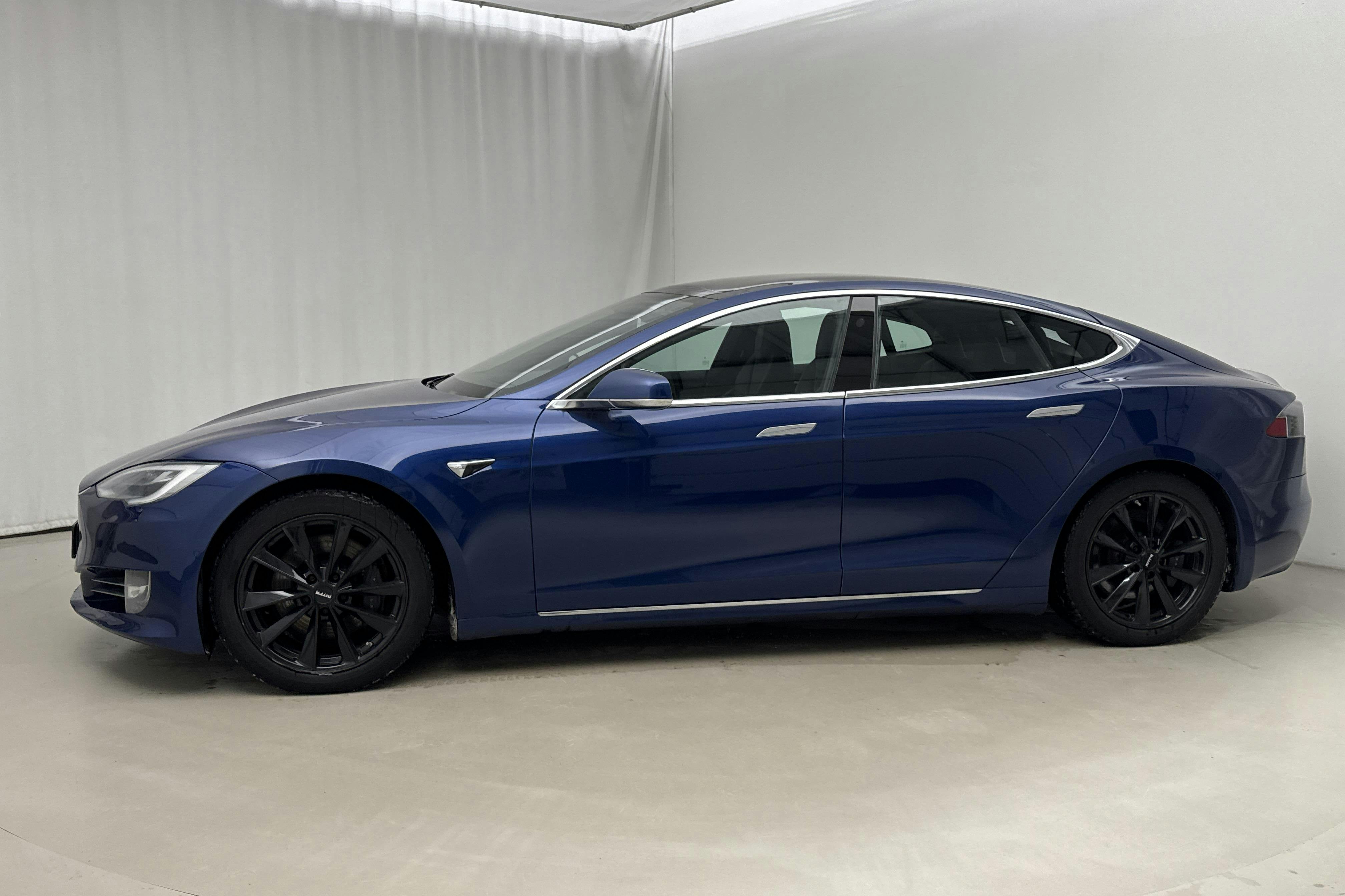 Presentationsfoto 2 av 18: Tesla Model S Dual Motor Standard Range AWD - 15 251 mil - Automat - blå - 2019