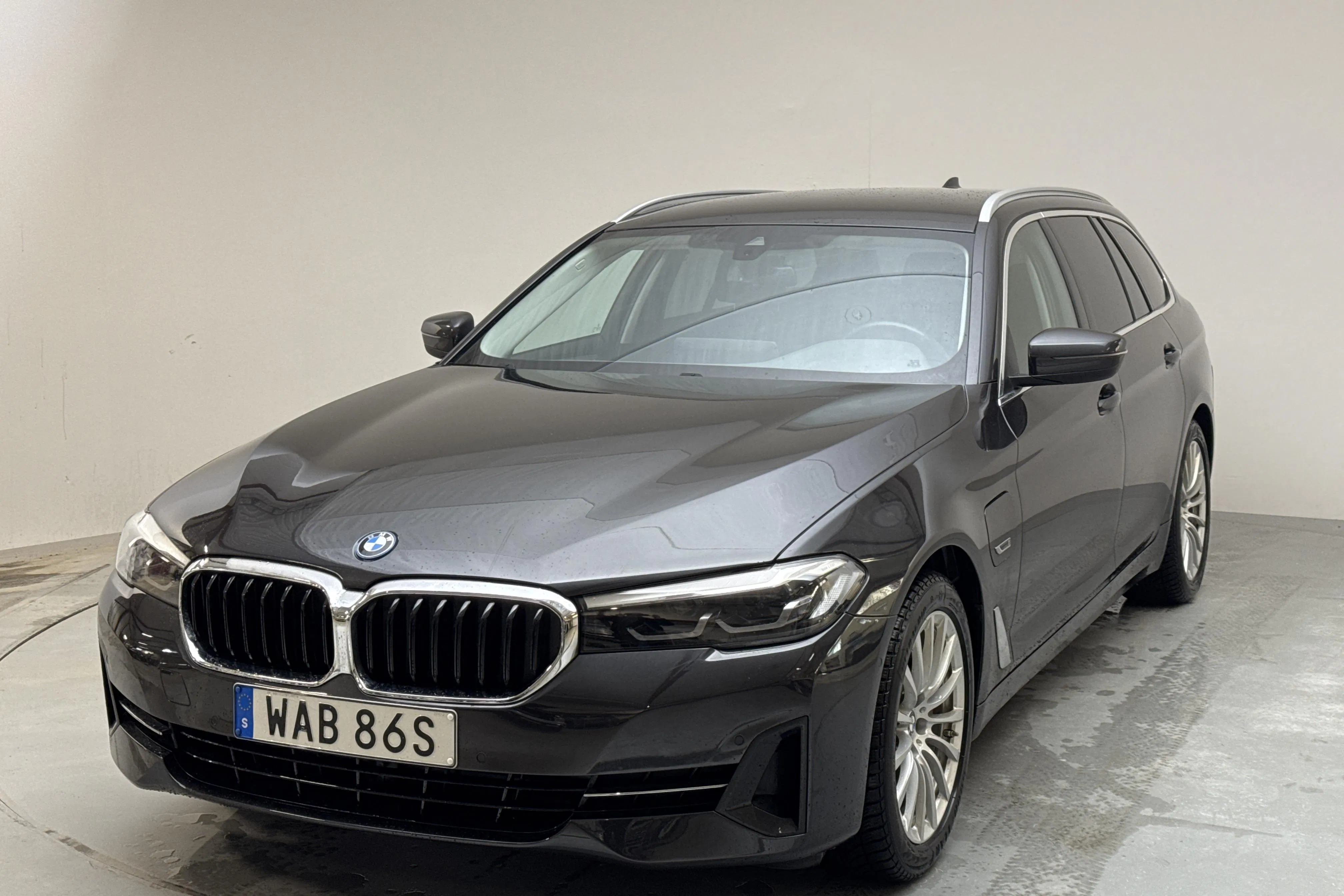 Presentationsfoto 1 av 17: BMW 530e Touring, G31 12kWh LCI (292hk) - 7 677 mil - Automat - grå - 2023