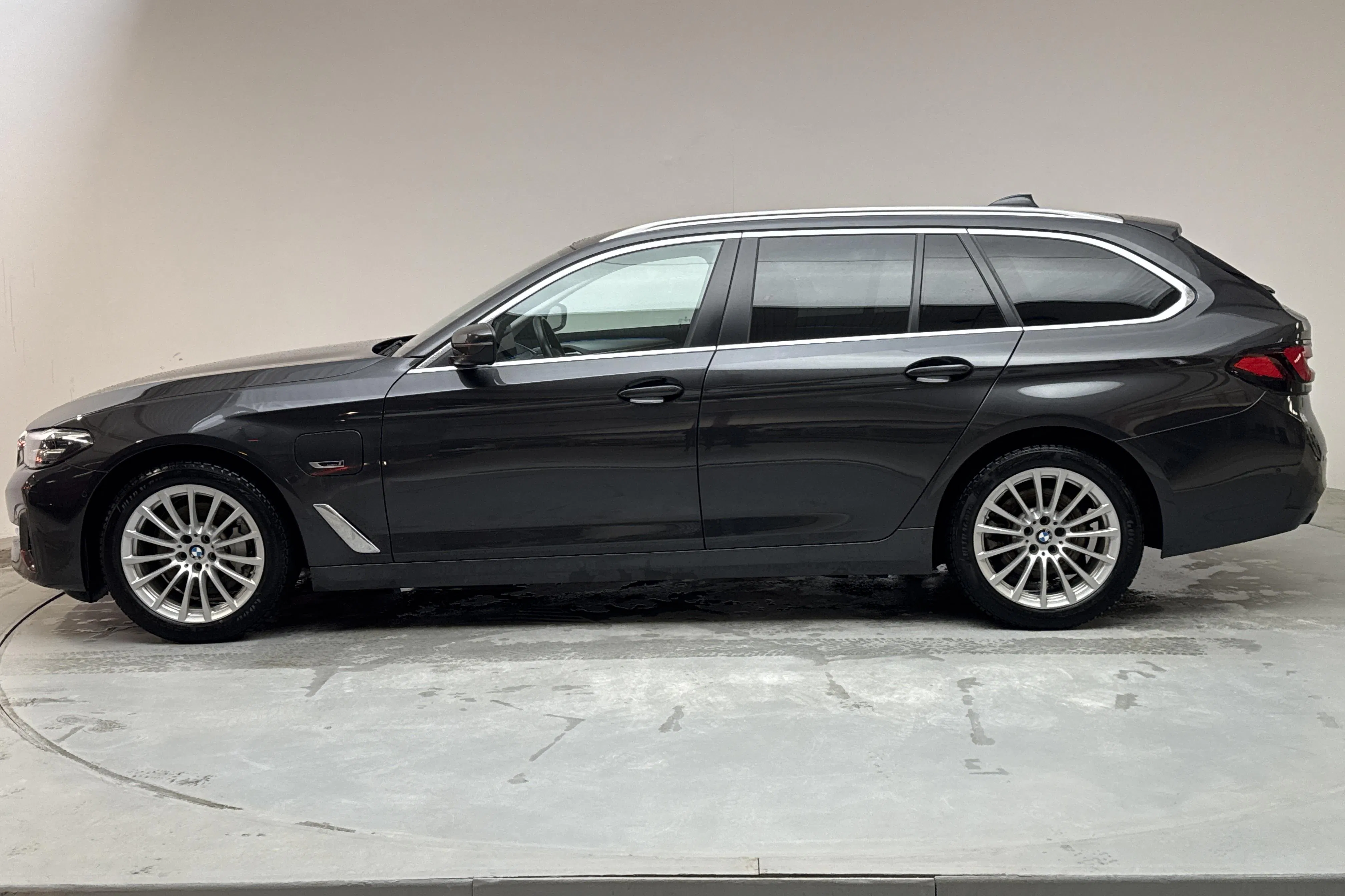 Presentationsfoto 2 av 17: BMW 530e Touring, G31 12kWh LCI (292hk) - 7 677 mil - Automat - grå - 2023
