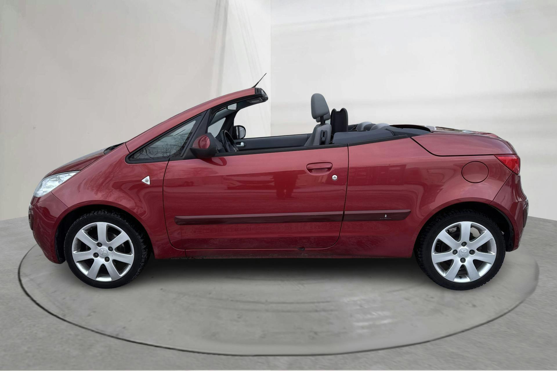 Præsentationsfoto 2 af 18: Mitsubishi Colt 1.5 Cabriolet (109hk) - 102 640 kilometer - Manuel - Dark Red - 2007