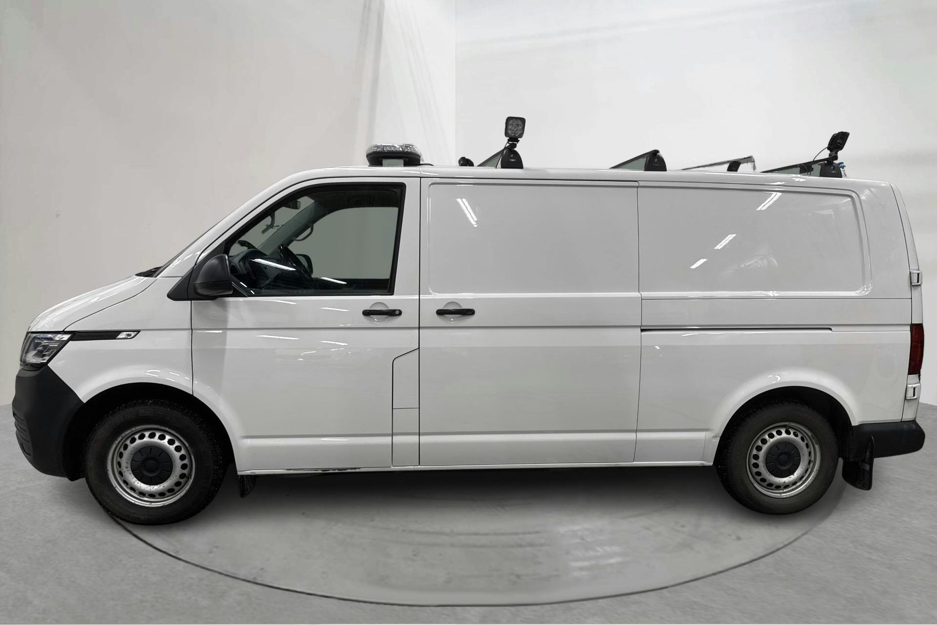 Zdjęcie prezentacyjne 2 z 29: VW Transporter T6 2.0 TDI BMT Skåp 4MOTION (150hk) - 80 460 km - Automatyczna - biały - 2020