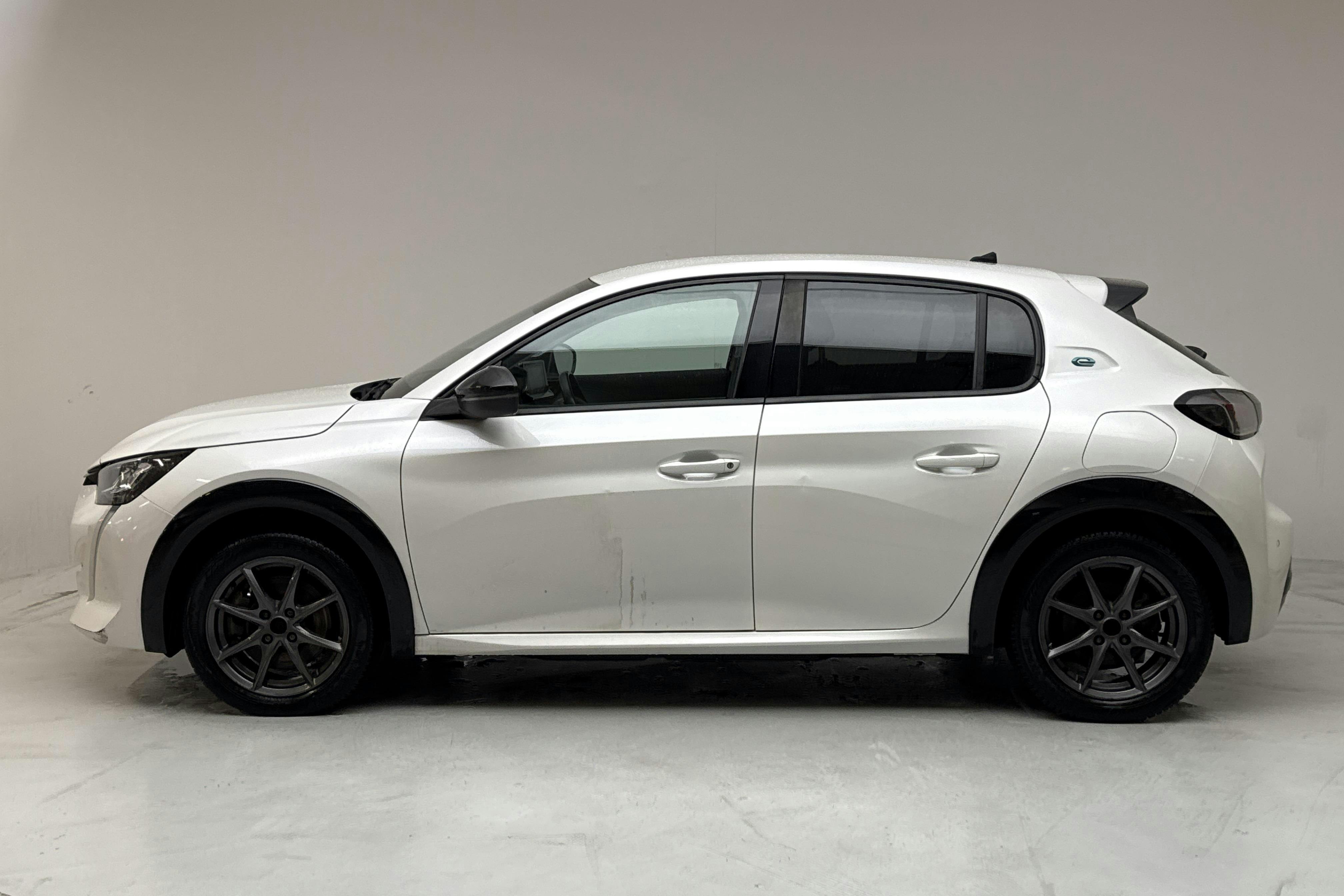 Presentationsfoto 2 av 15: Peugeot e-208 50kWh 5dr (136hk) - 7 797 mil - Automat - vit - 2022