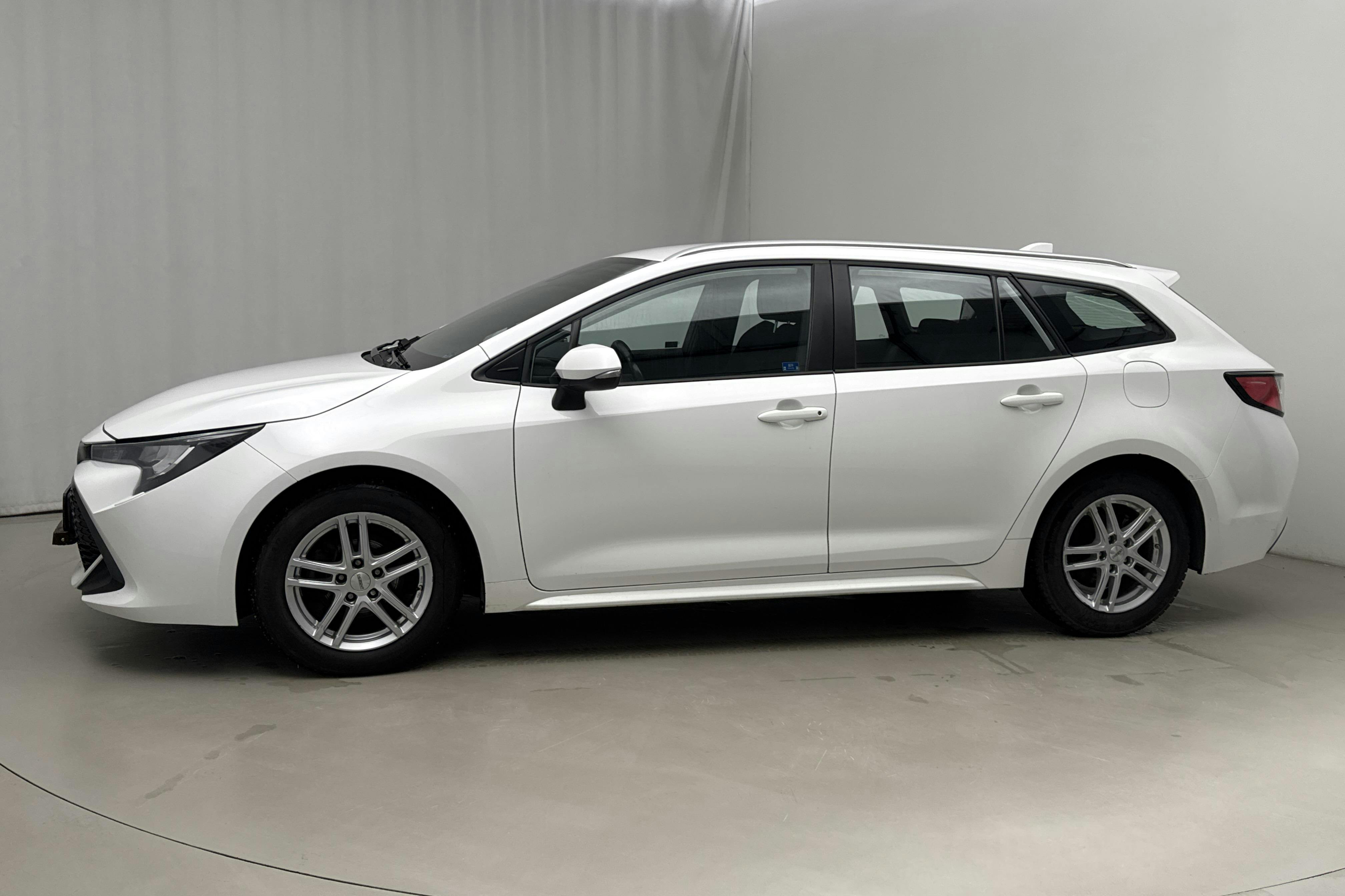 Esittelykuva 2 osoitteesta 13: Toyota Corolla 1.8 Hybrid Touring Sports (122hk) - 139 630 km - Automaattinen - valkoinen - 2022