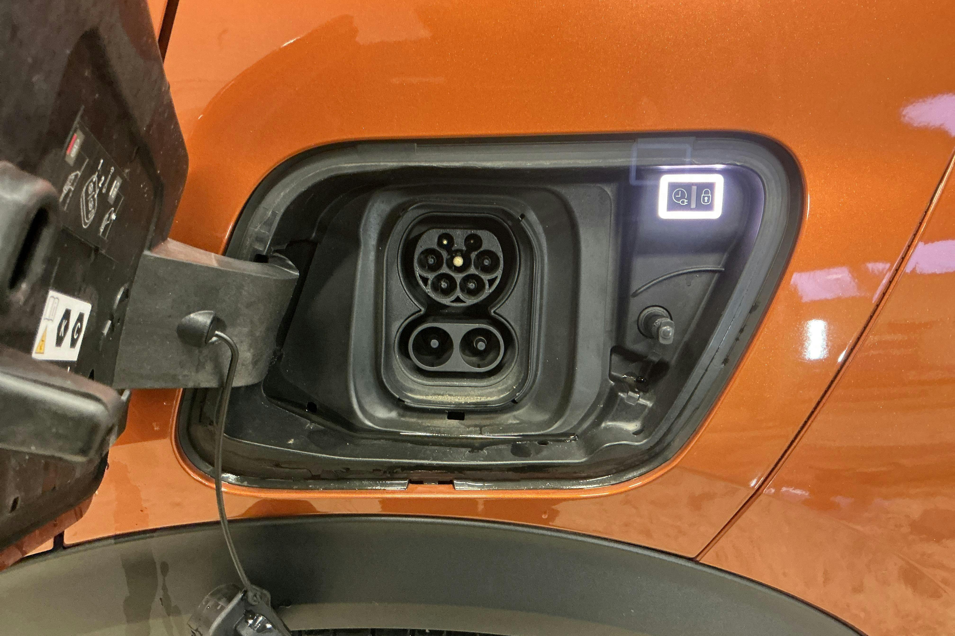 Presentation photo 18 of 18: Peugeot e-2008 50kWh (136hk) - 33 460 km - Automatic - orange - 2022