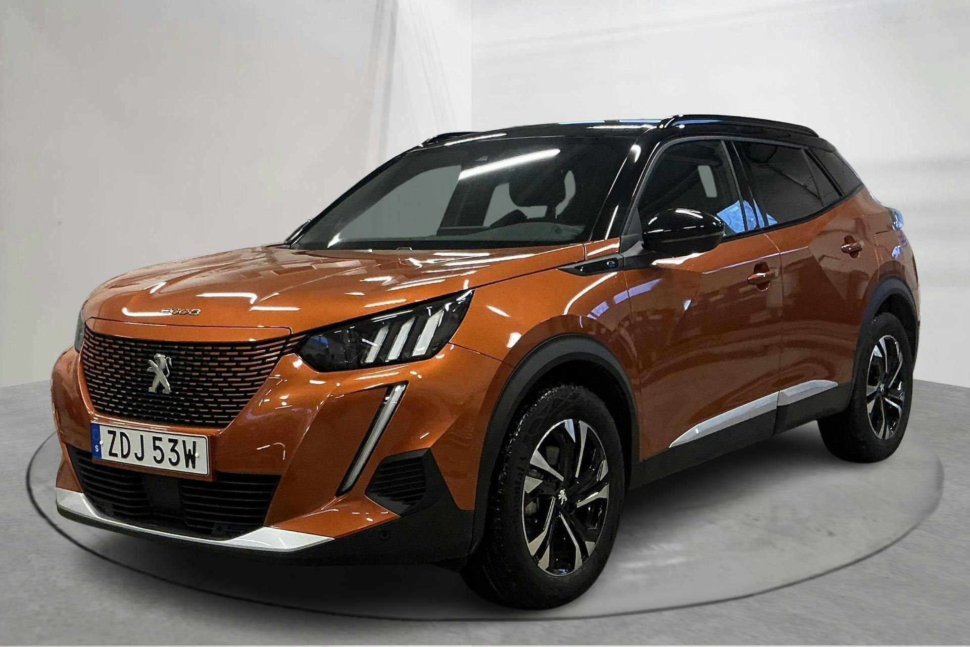 Presentation photo 1 of 18: Peugeot e-2008 50kWh (136hk) - 33 460 km - Automatic - orange - 2022