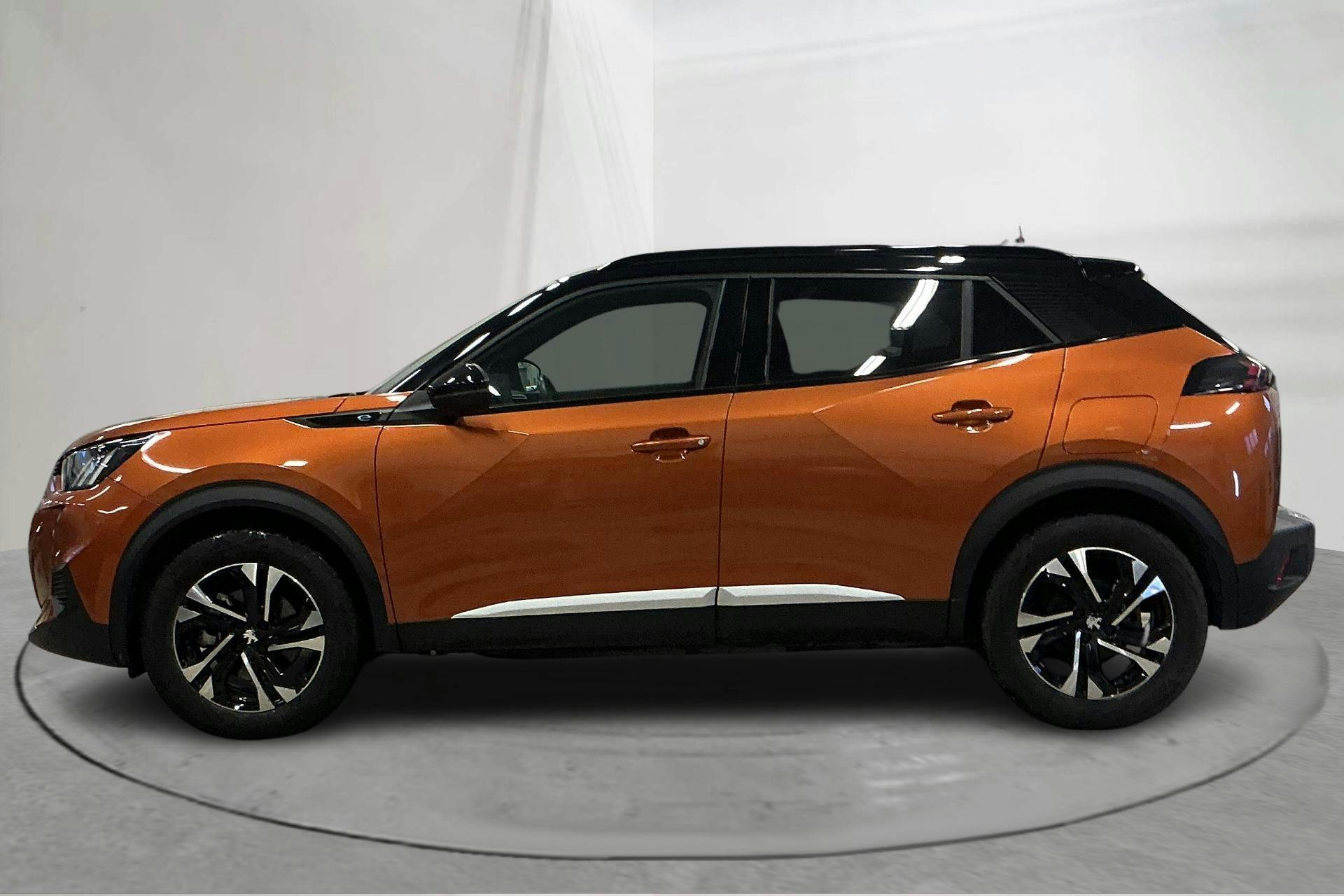 Presentation photo 2 of 18: Peugeot e-2008 50kWh (136hk) - 33 460 km - Automatic - orange - 2022