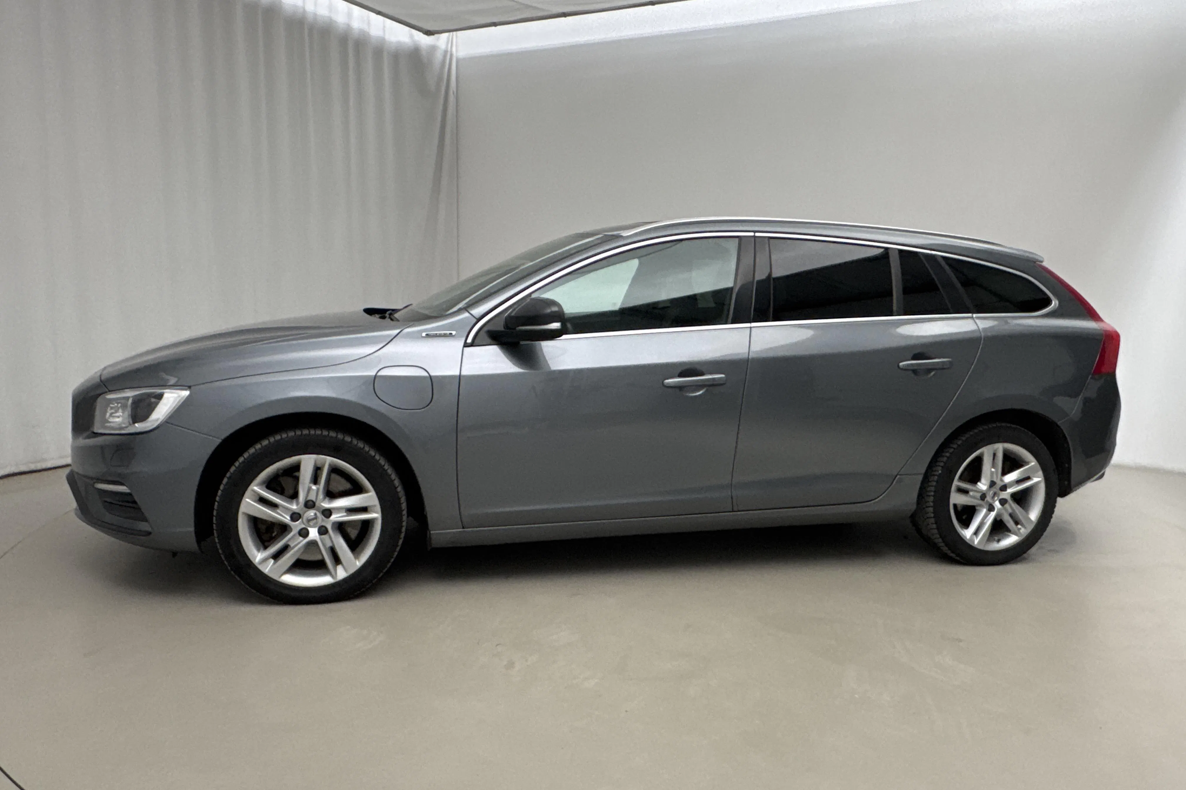 Presentationsfoto 2 av 24: Volvo V60 D5 AWD Twin Engine (163hk) - 19 530 mil - Automat - grå - 2018
