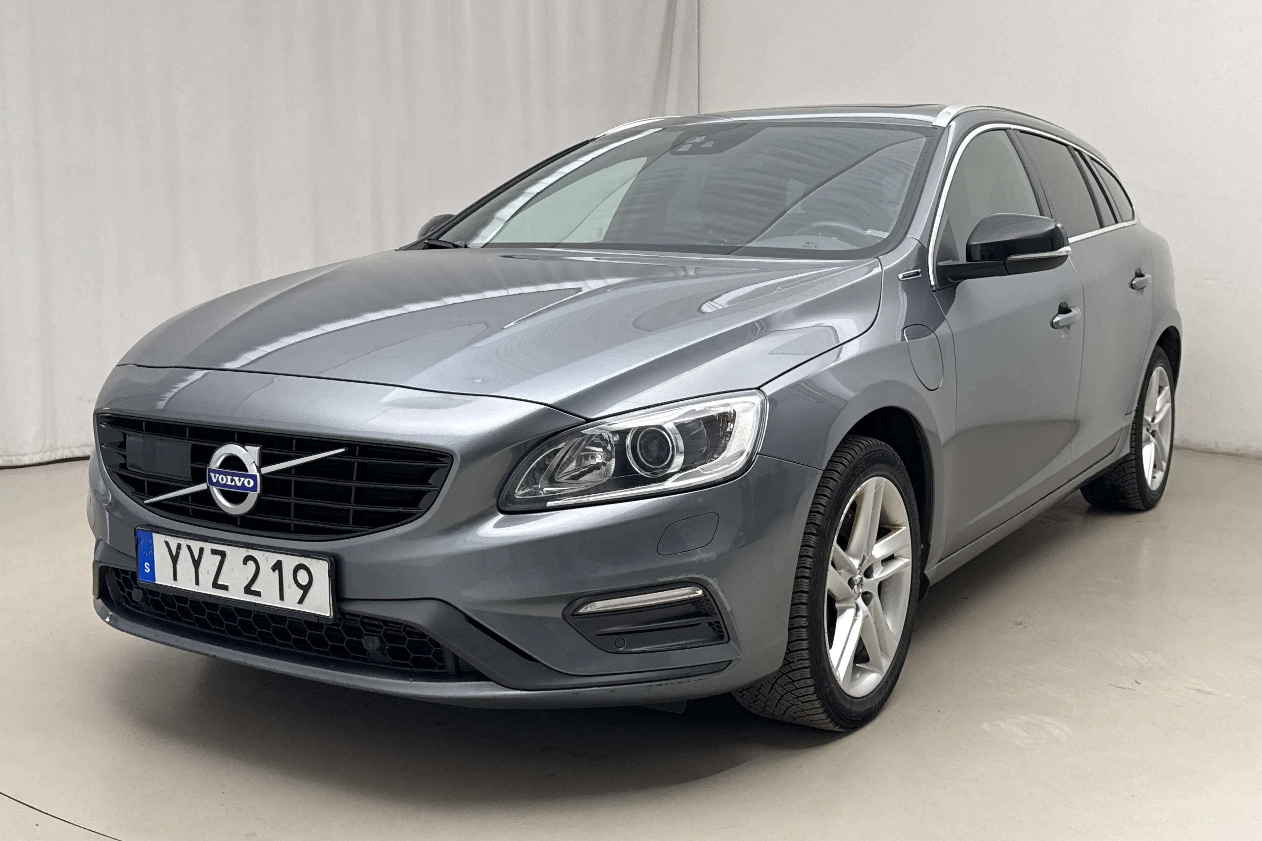 Presentationsfoto 1 av 24: Volvo V60 D5 AWD Twin Engine (163hk) - 19 530 mil - Automat - grå - 2018