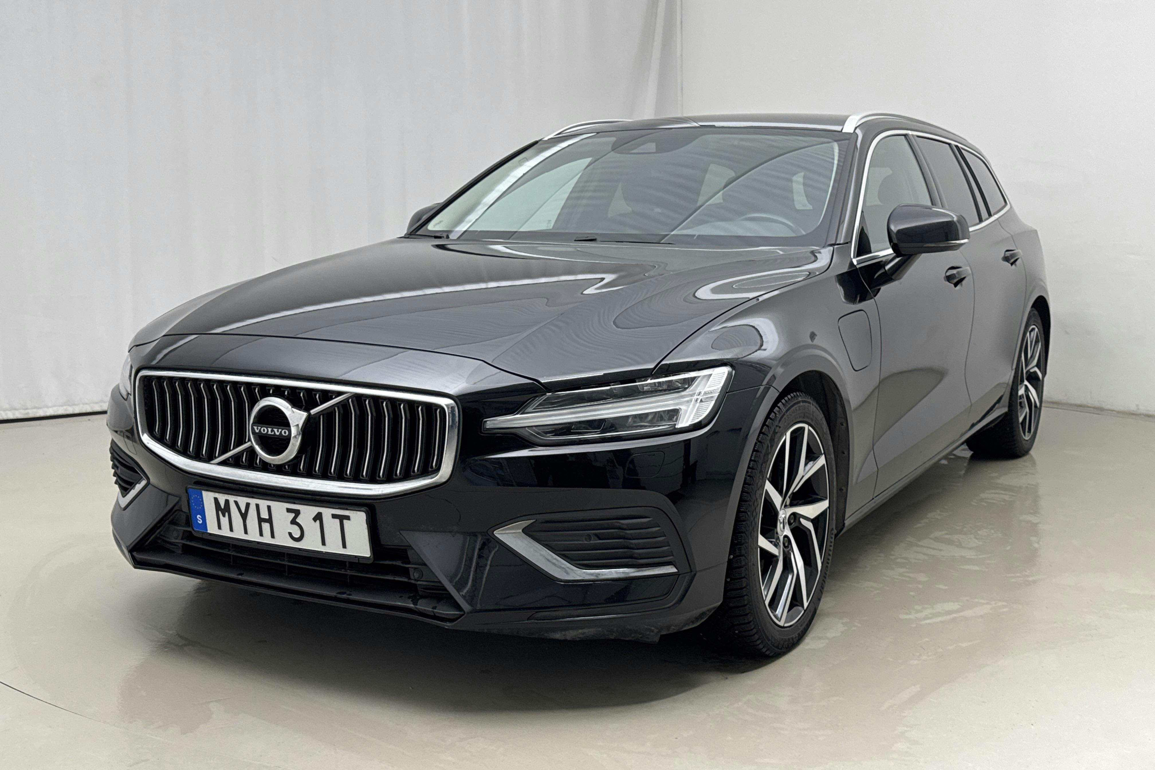 Presentationsfoto 1 av 20: Volvo V60 T6 AWD Twin Engine (340hk) - 10 552 mil - Automat - svart - 2021