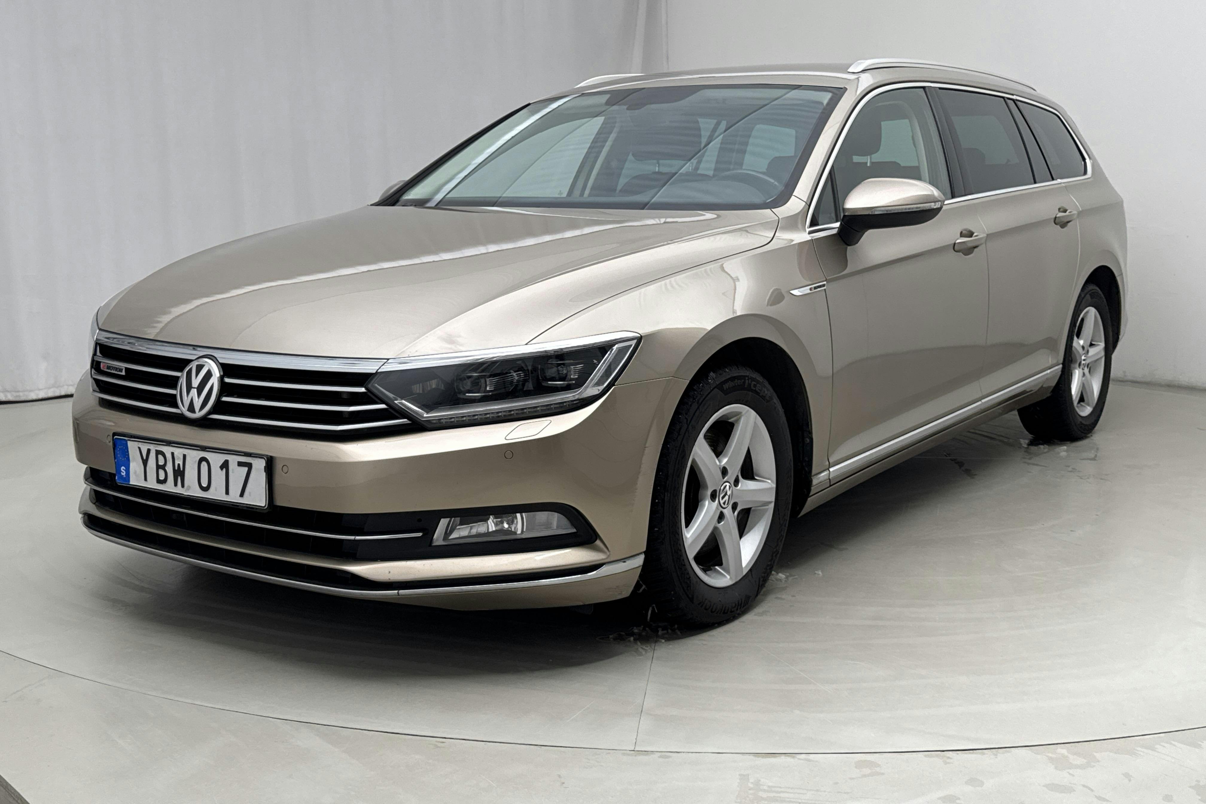 Presentationsfoto 1 av 16: VW Passat 2.0 TDI Sportscombi 4MOTION (190hk) - 19 587 mil - Automat - Light Brown - 2016