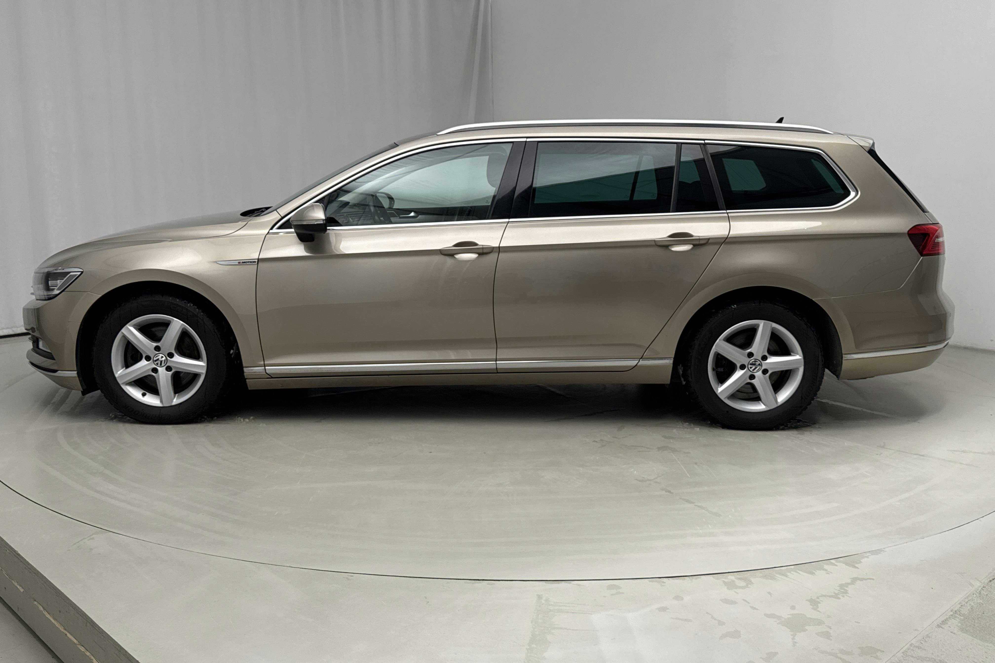 Presentationsfoto 2 av 16: VW Passat 2.0 TDI Sportscombi 4MOTION (190hk) - 19 587 mil - Automat - Light Brown - 2016