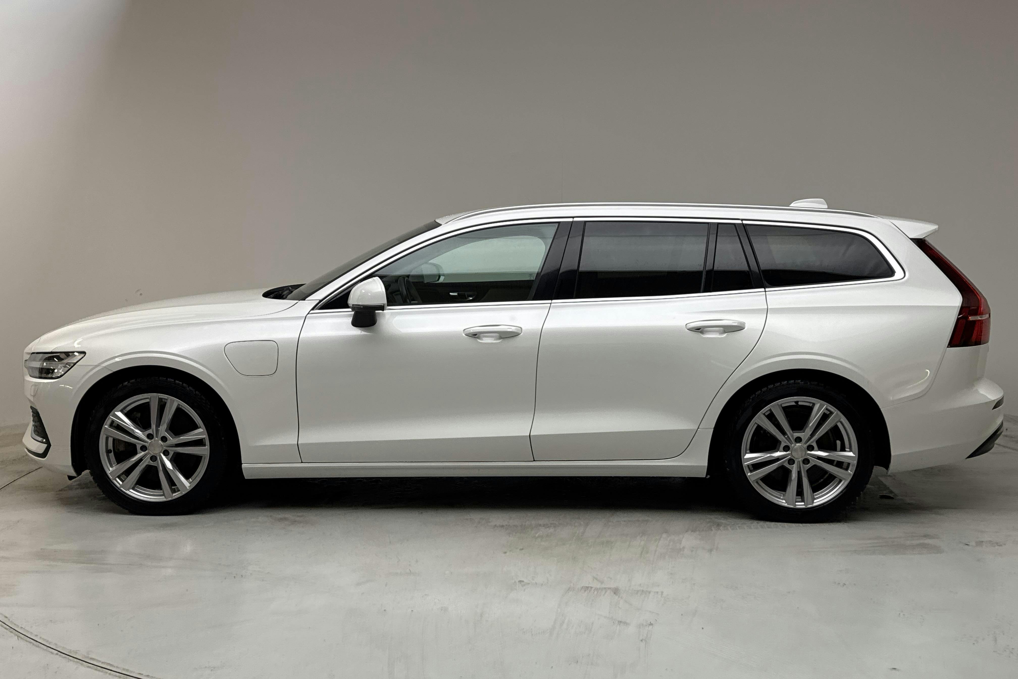 Presentation photo 2 of 16: Volvo V60 T6 AWD Recharge (350hk) - 104 970 km - Automatic - white - 2023