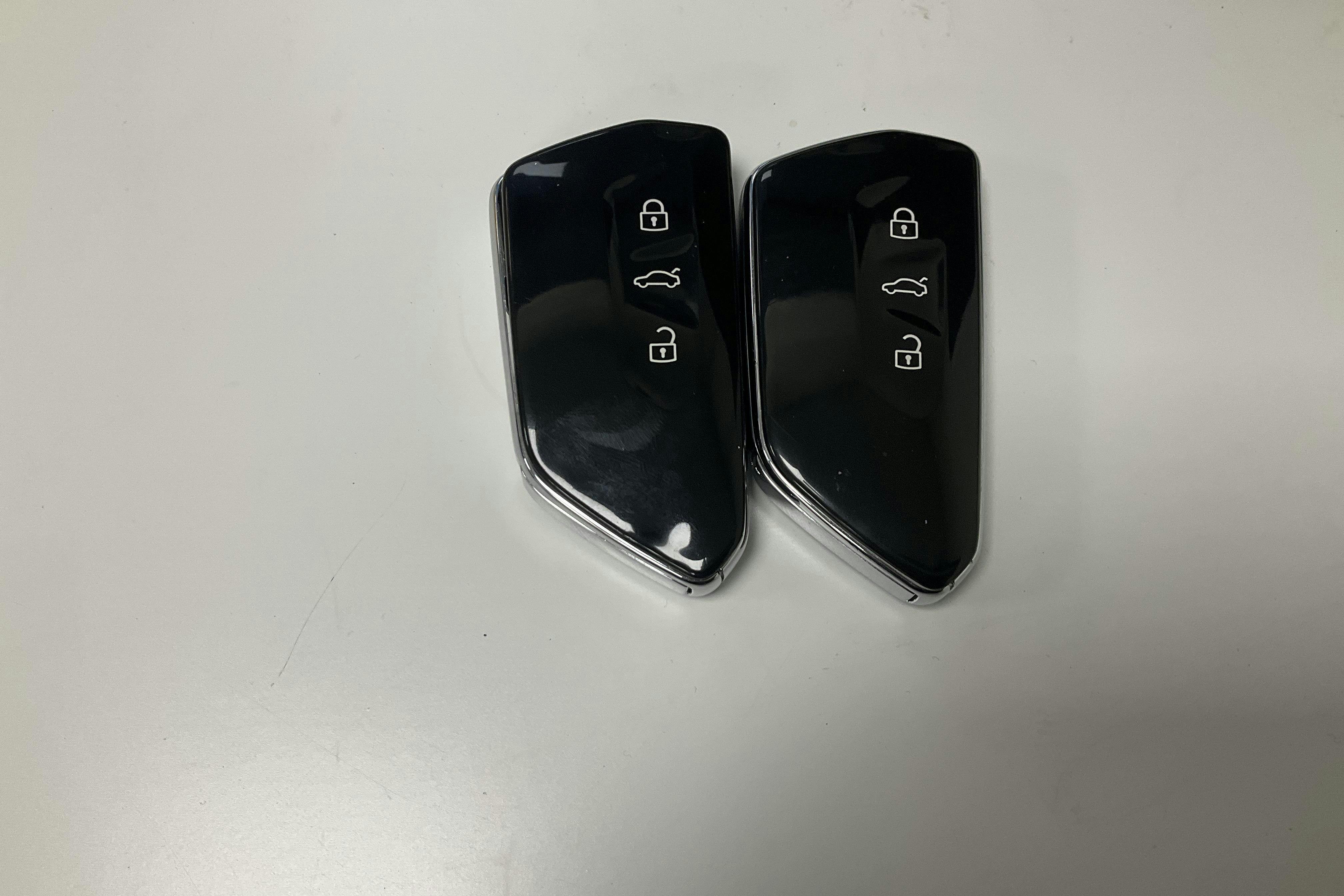 Præsentationsfoto 21 af 21: VW ID.4 77kWh (204hk) - 43 130 kilometer - Salgsautomat - Hvid - 2021