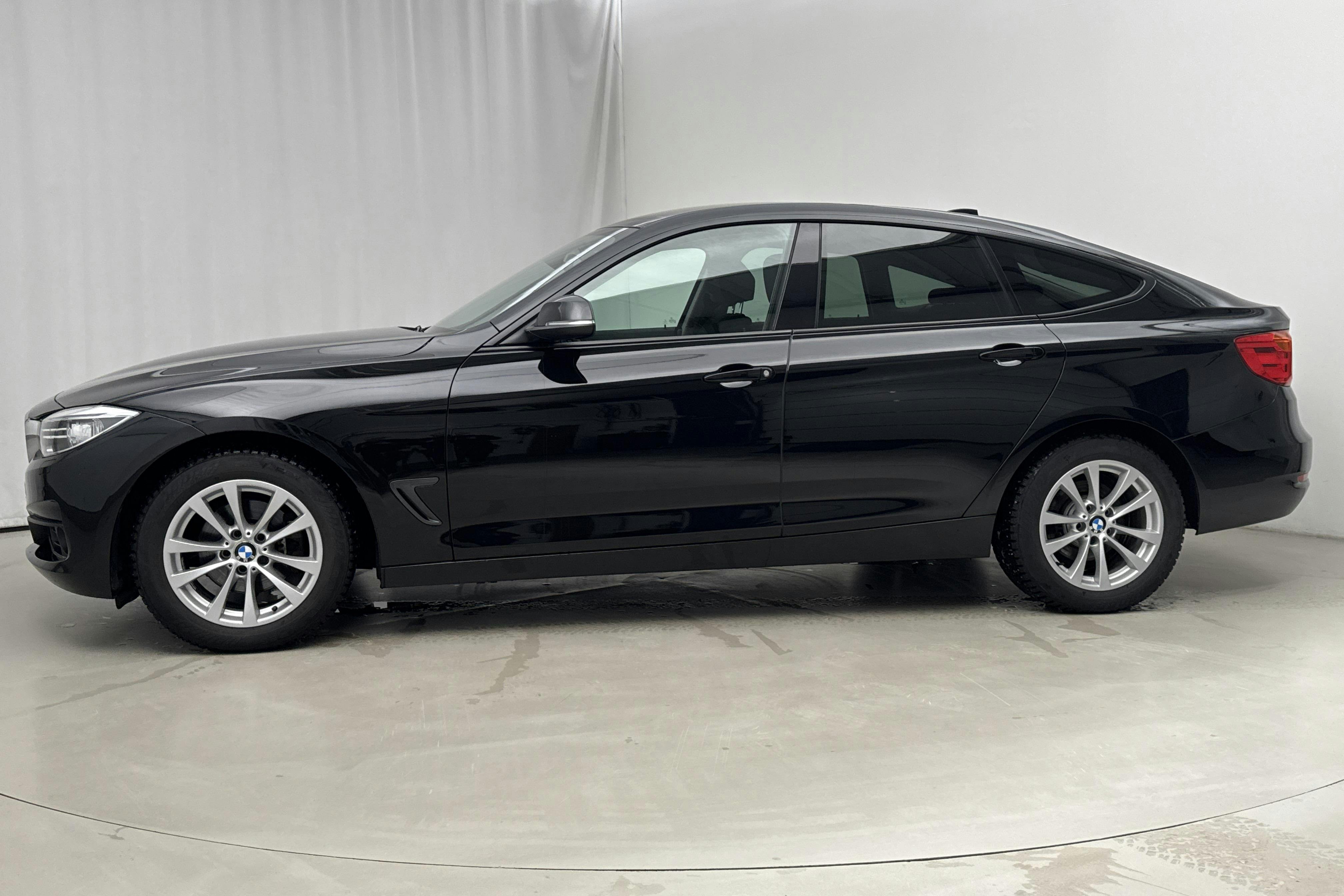 Præsentationsfoto 2 af 13: BMW 320d GT xDrive, F34 (184hk) - 92 270 kilometer - Salgsautomat - Sort - 2014