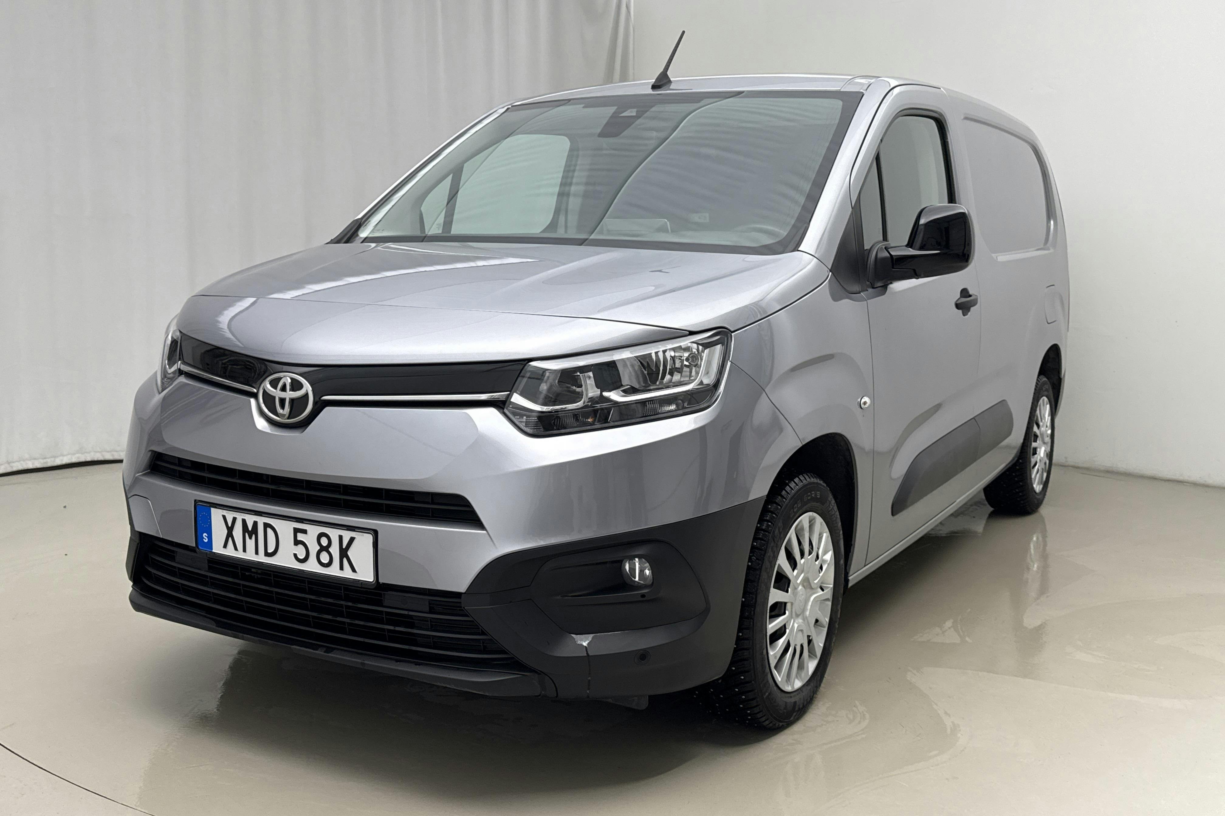 Presentationsfoto 1 av 15: Toyota PROACE CITY 1.2T (110hk) - 1 869 mil - Manuell - silver - 2023