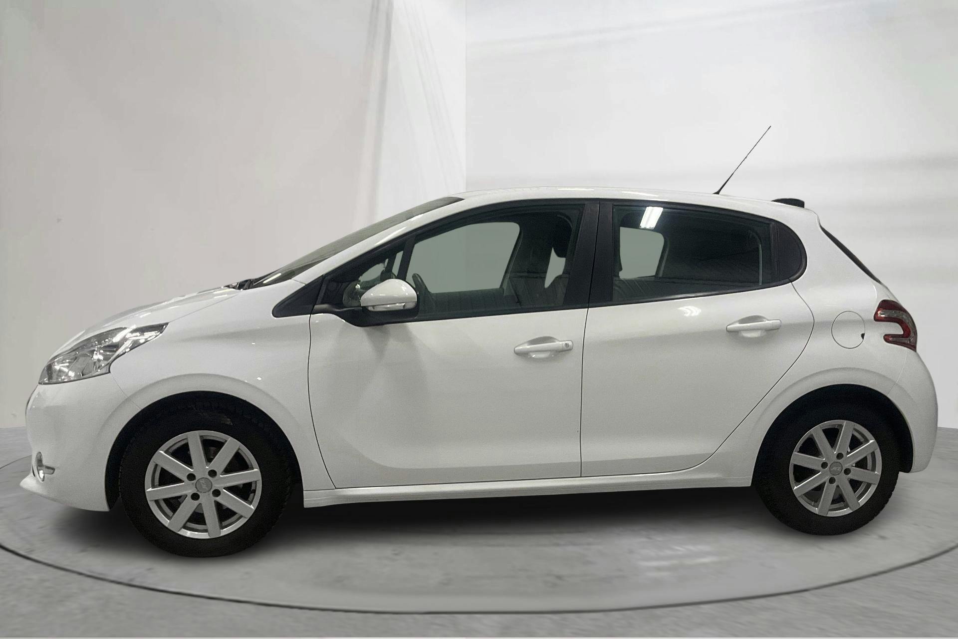 Presentationsfoto 2 av 13: Peugeot 208 1.2 VTi 5dr (82hk) - 11 500 mil - Manuell - vit - 2014
