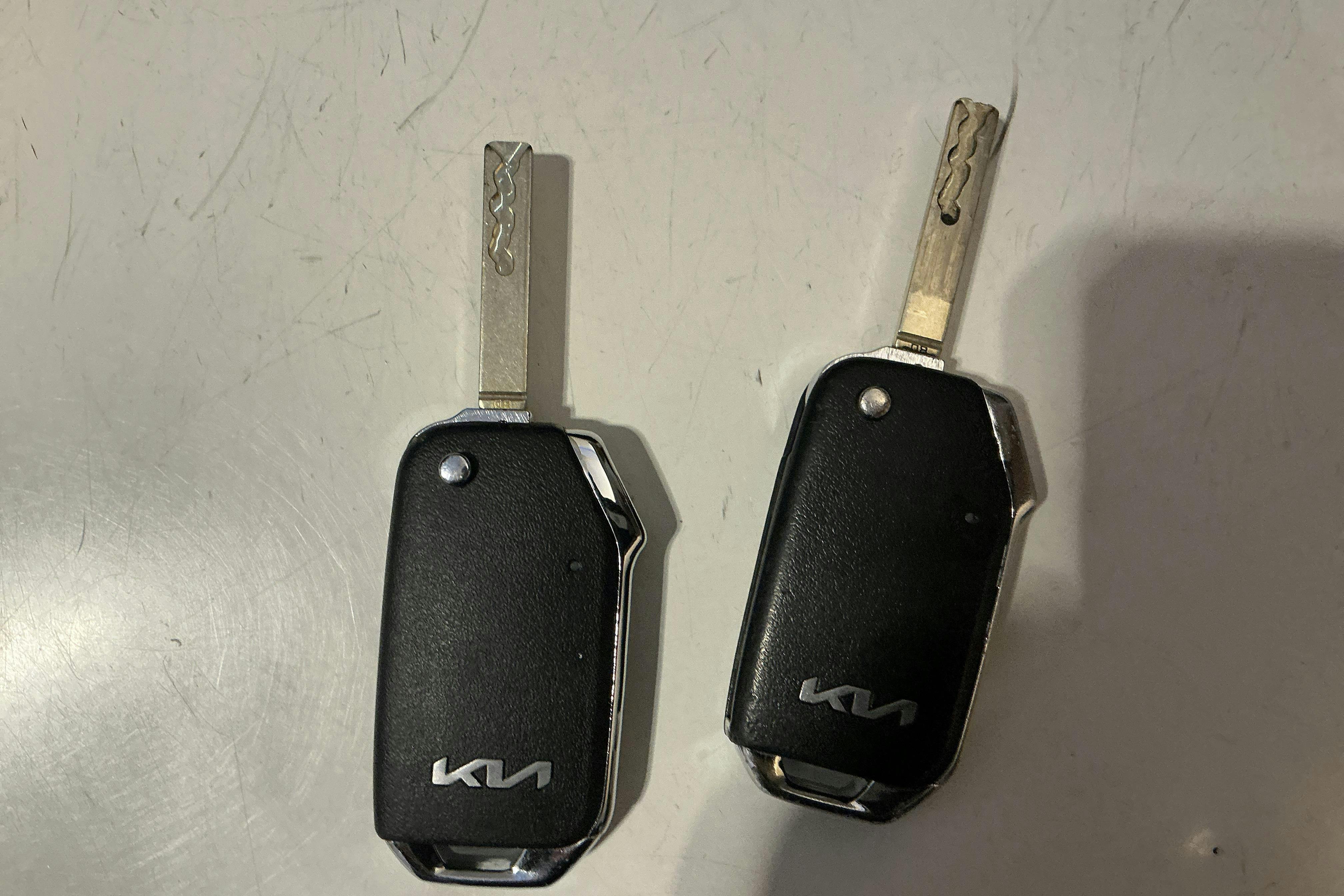 Presentation photo 15 of 15: KIA Sportage HEV AWD (230hk) - 168 240 km - Automatic - white - 2022