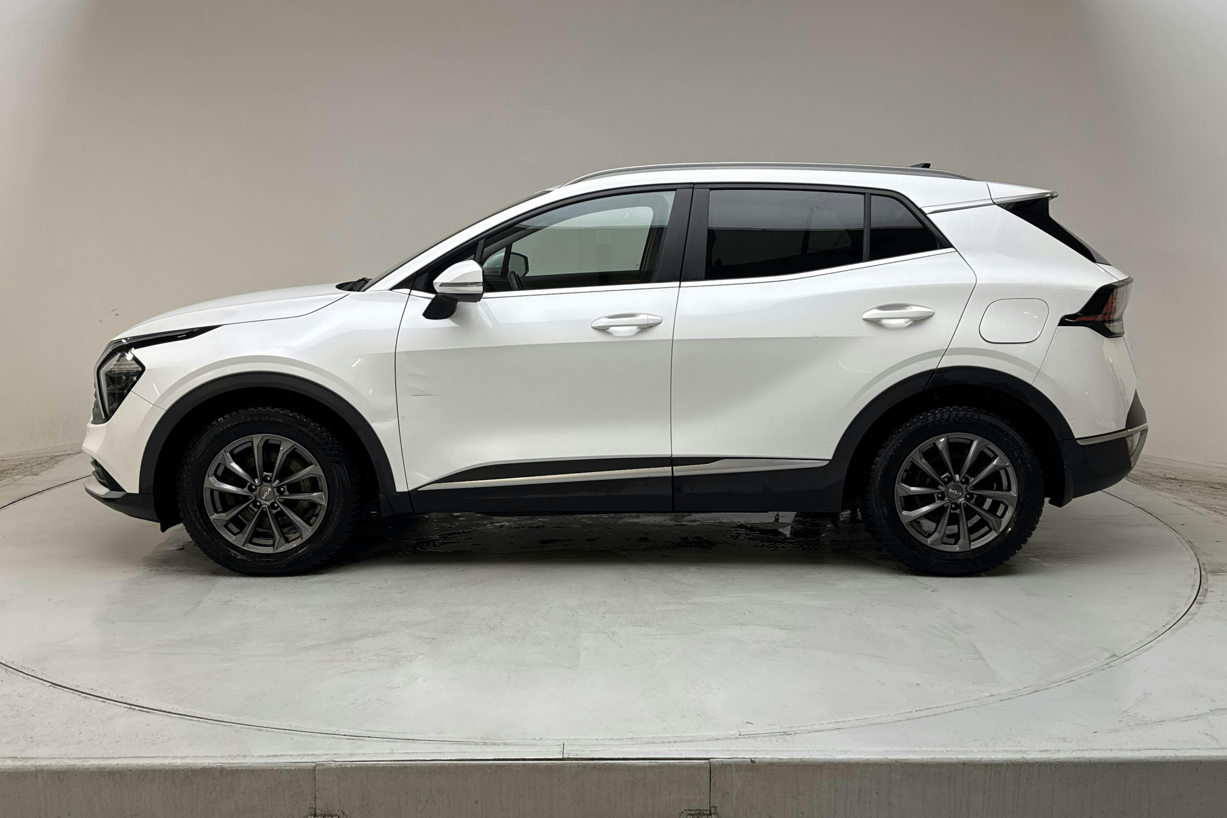 Presentation photo 2 of 15: KIA Sportage HEV AWD (230hk) - 168 240 km - Automatic - white - 2022